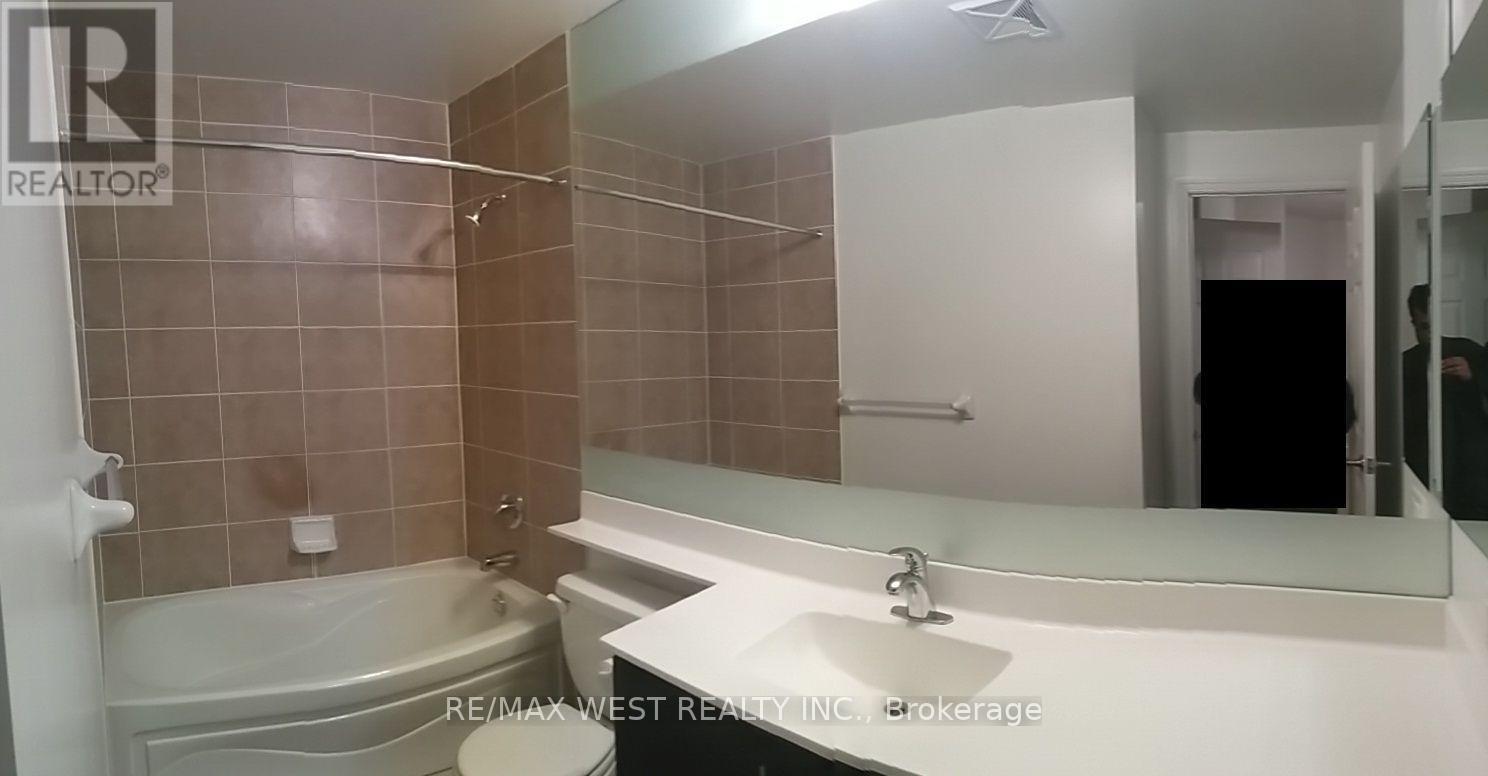 2009 - 310 Burnhamthorpe Road W Property Photo 6