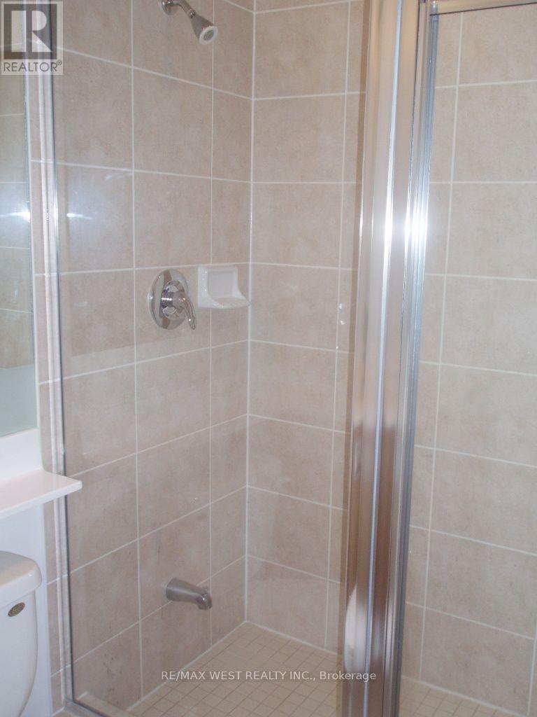 2009 - 310 Burnhamthorpe Road W Property Photo 8