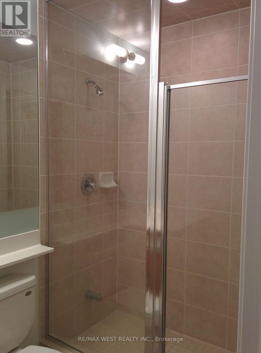2009 - 310 Burnhamthorpe Road W Property Photo 9