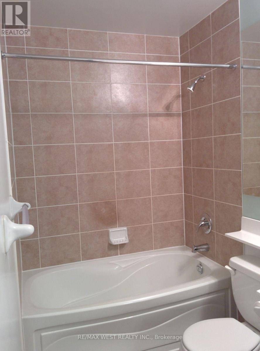 2009 - 310 Burnhamthorpe Road W Property Photo 10