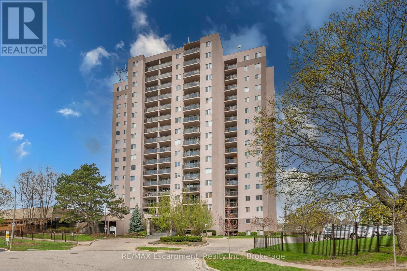 310 - 975 Warwick Court Property Photo 2