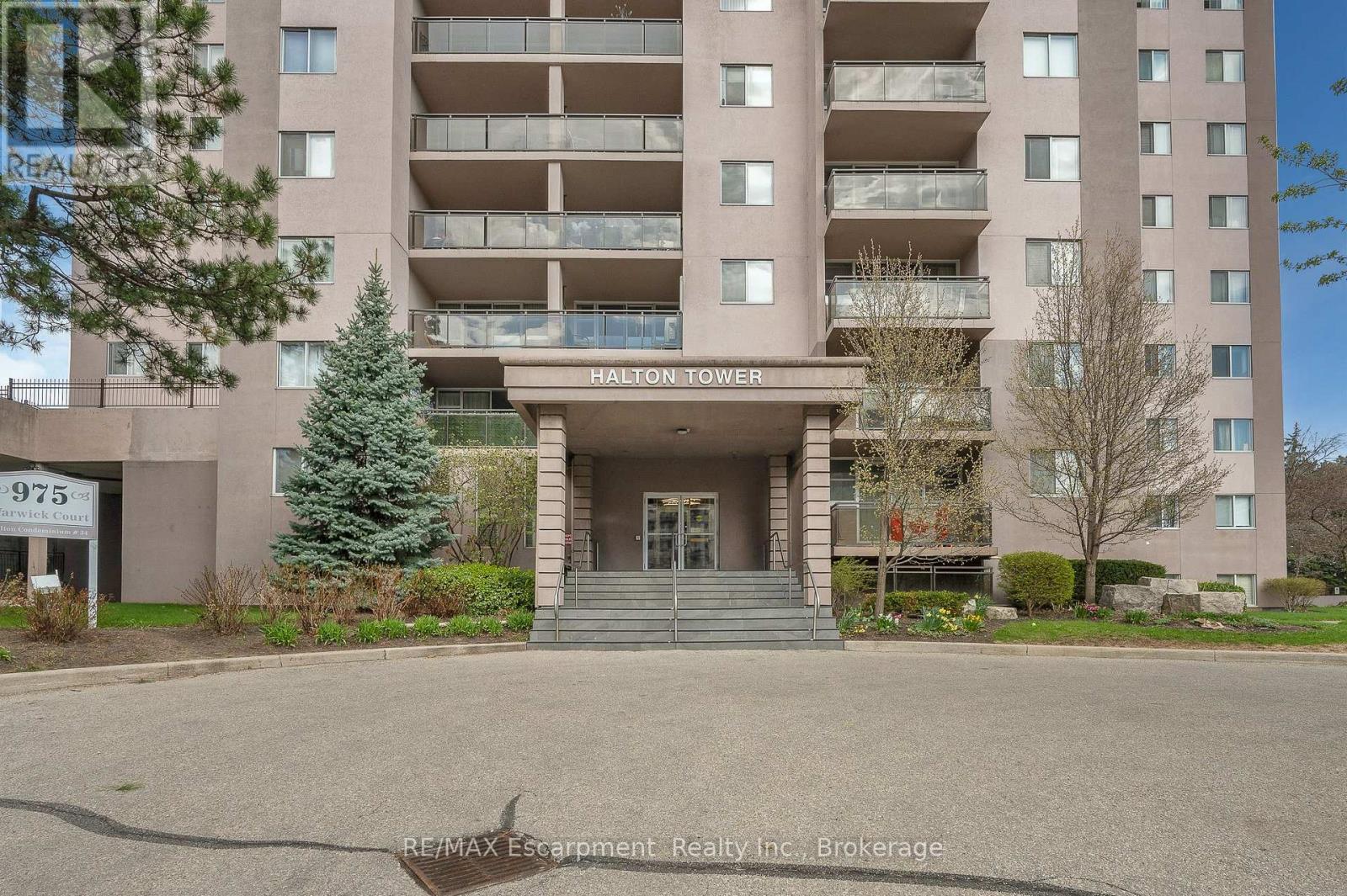 310 - 975 Warwick Court Property Photo 3