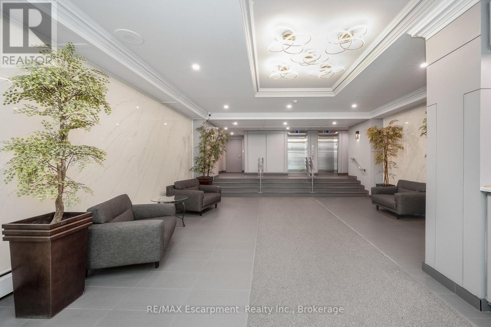 310 - 975 Warwick Court Property Photo 4