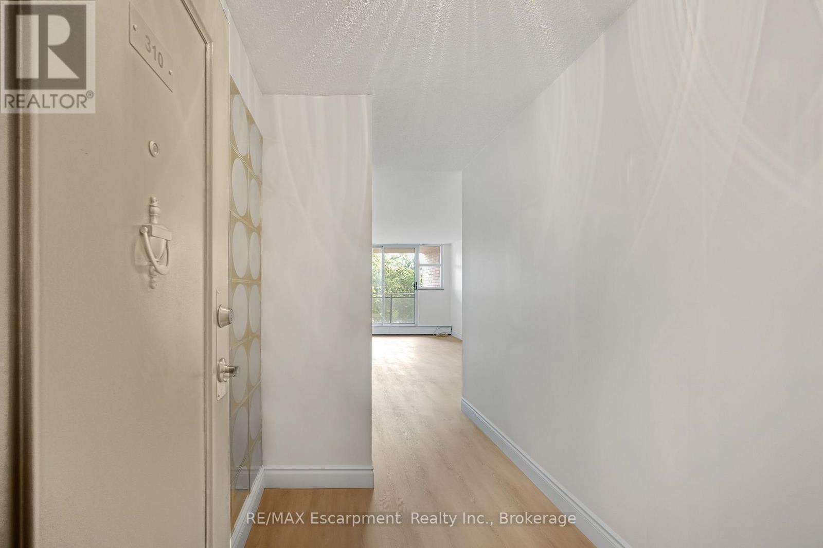 310 - 975 Warwick Court Property Photo 7