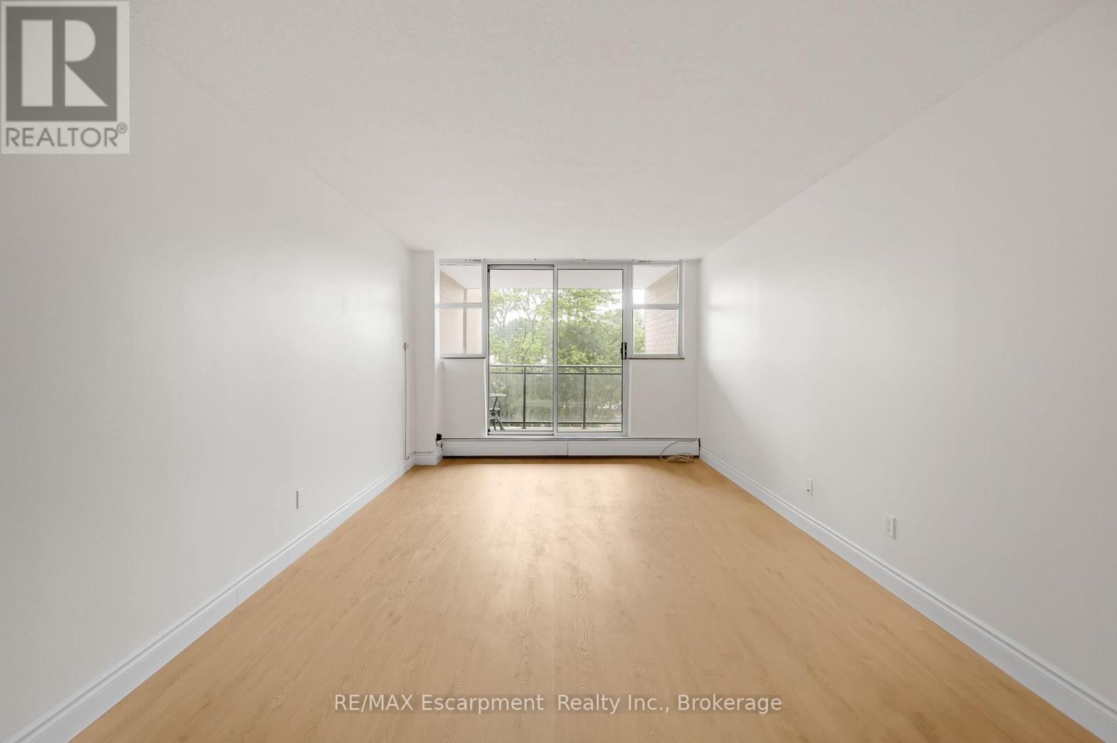 310 - 975 Warwick Court Property Photo 10