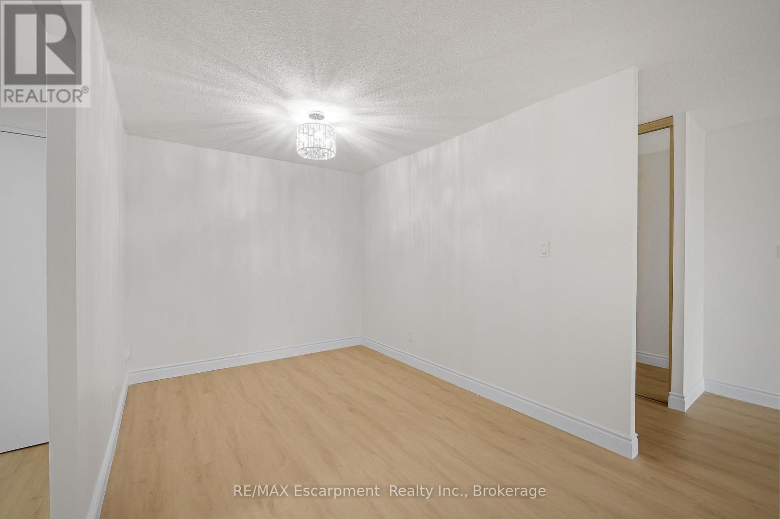310 - 975 Warwick Court Property Photo 13