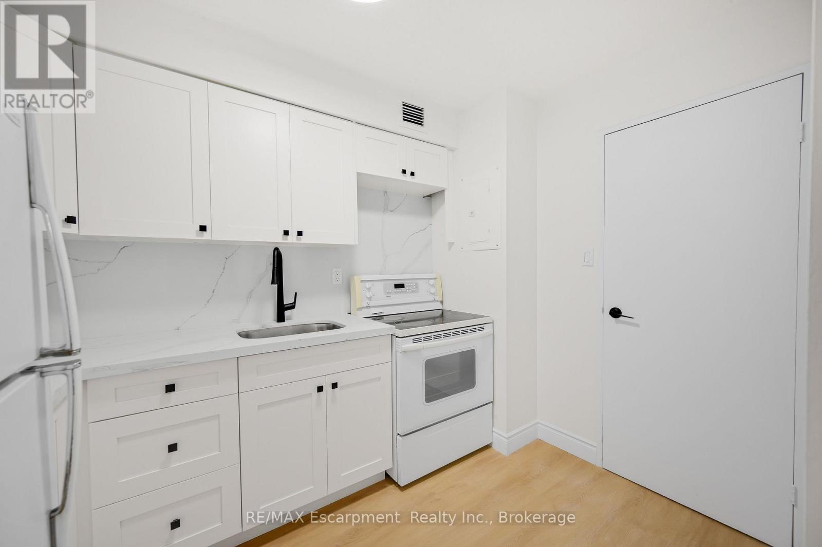 310 - 975 Warwick Court Property Photo 16