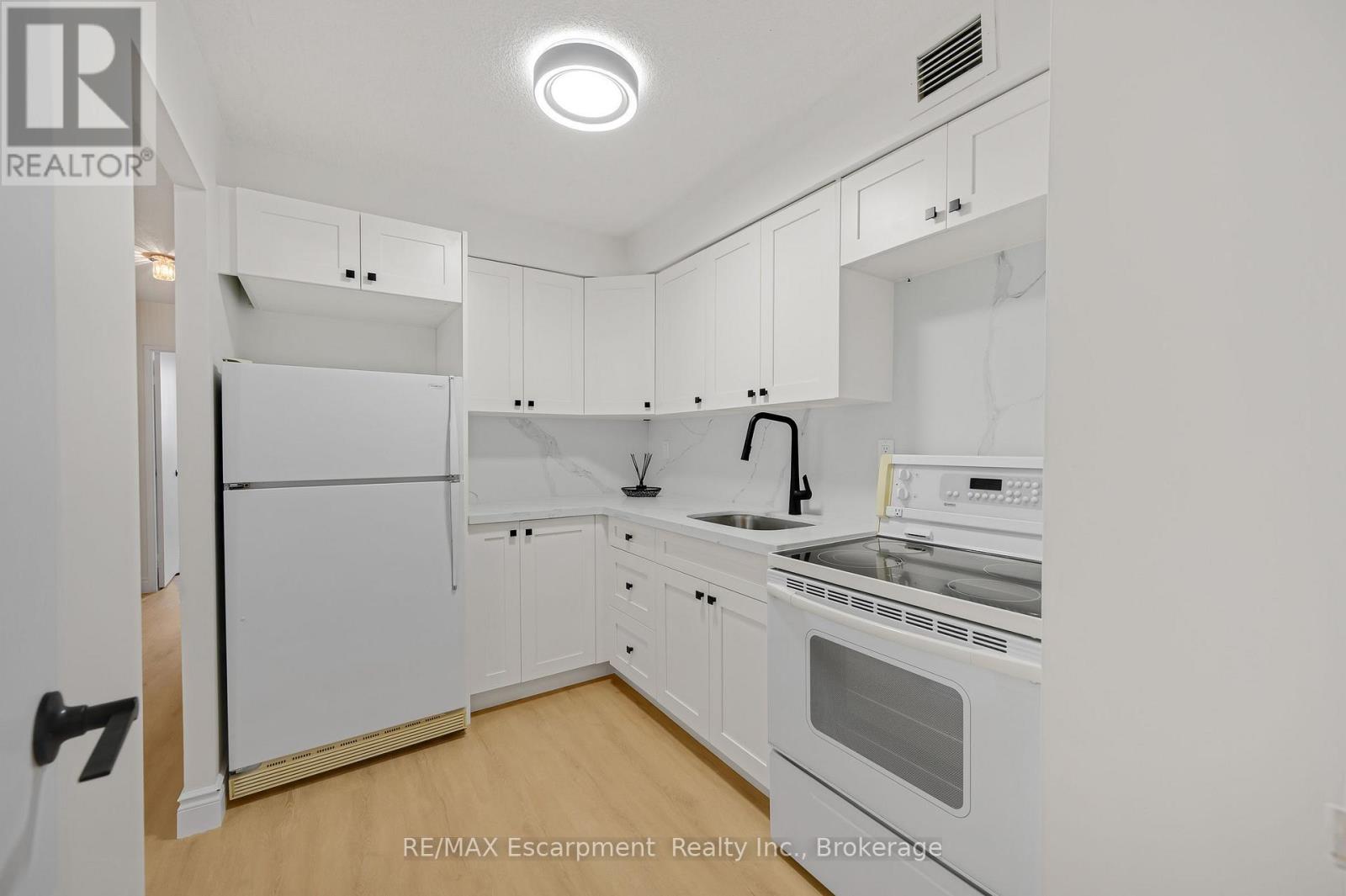 310 - 975 Warwick Court Property Photo 17