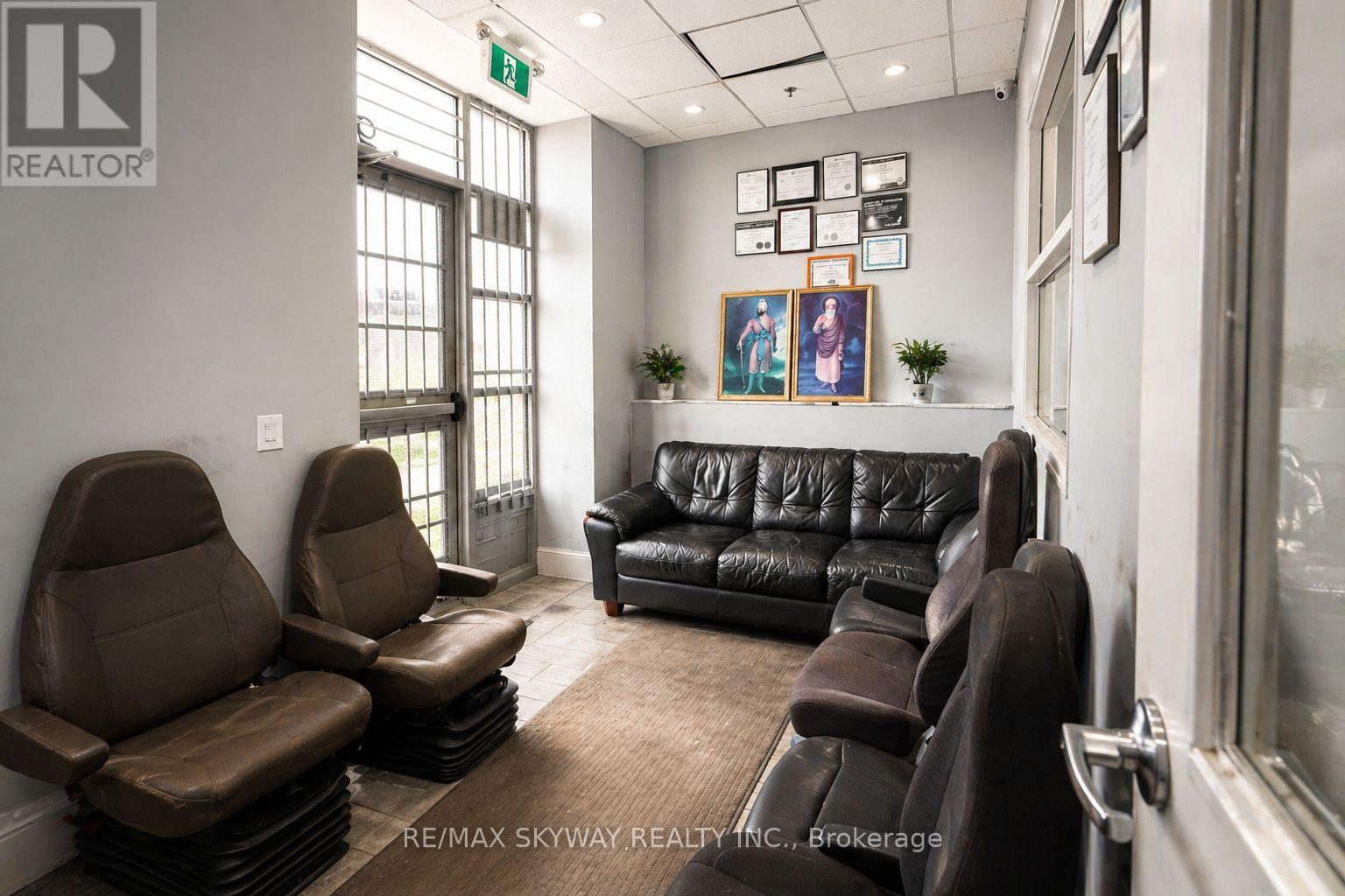 20 - 2070 Steeles Avenue E Property Photo 4