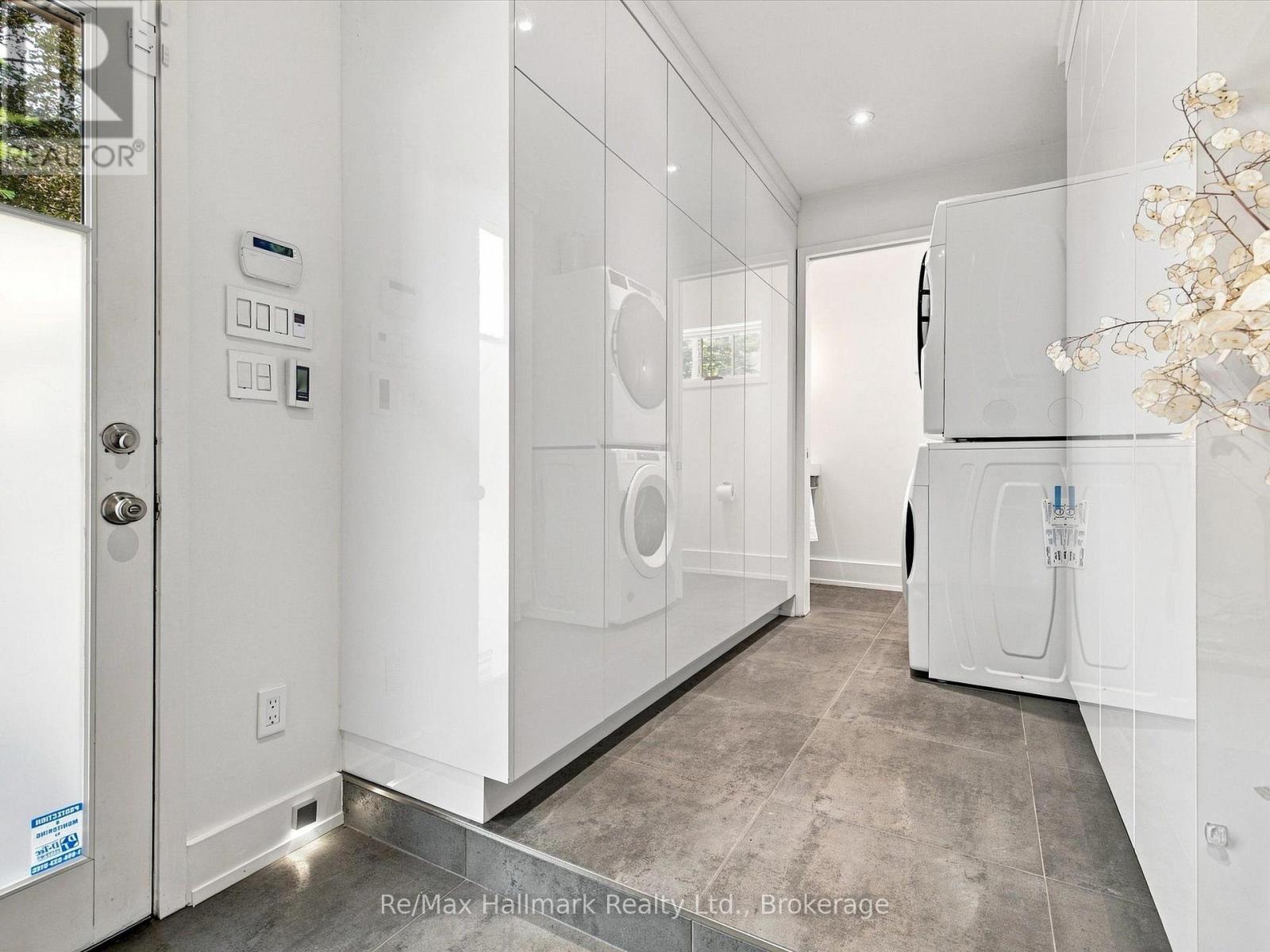 2076 Glenforest Crescent Property Photo 18