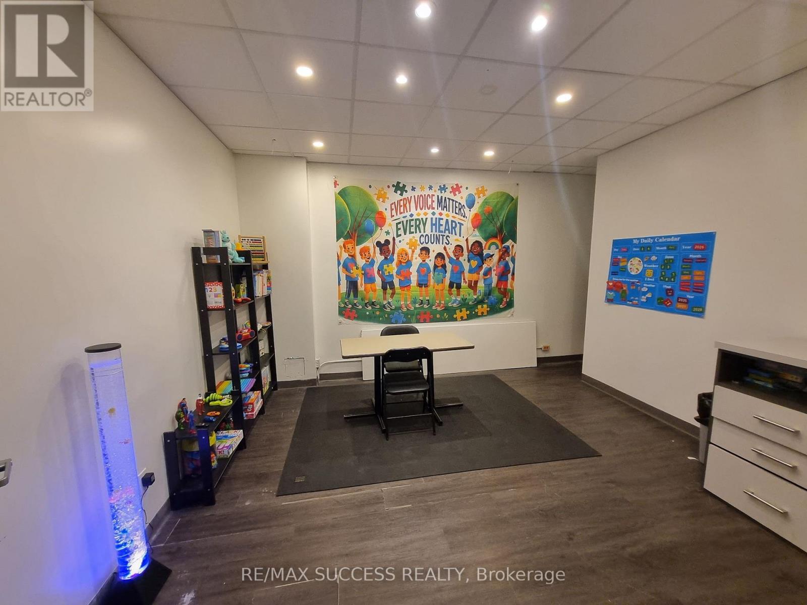 Main Fl - 2567 Hurontario Street Property Photo 1