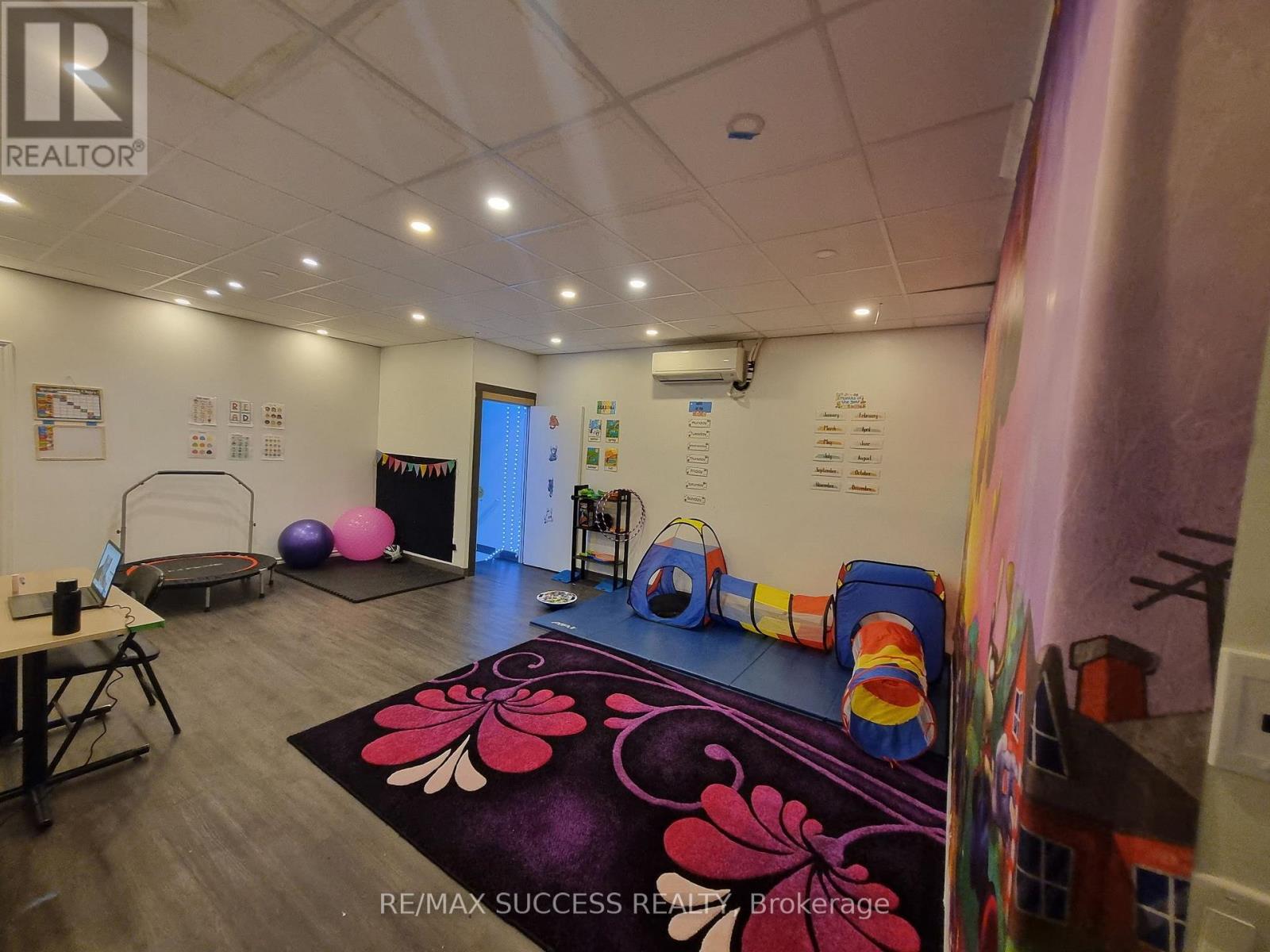 Main Fl - 2567 Hurontario Street Property Photo 2