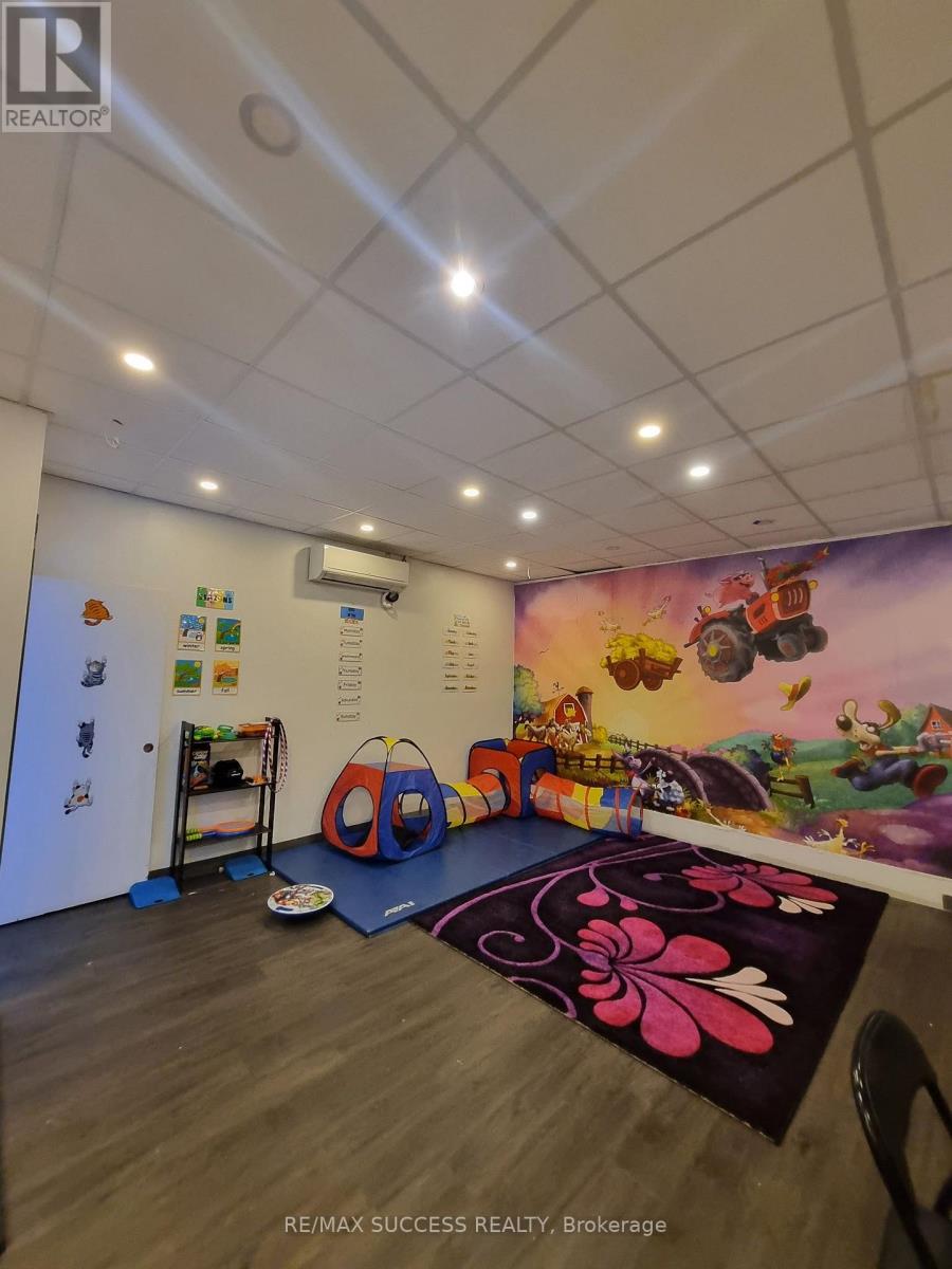 Main Fl - 2567 Hurontario Street Property Photo 5