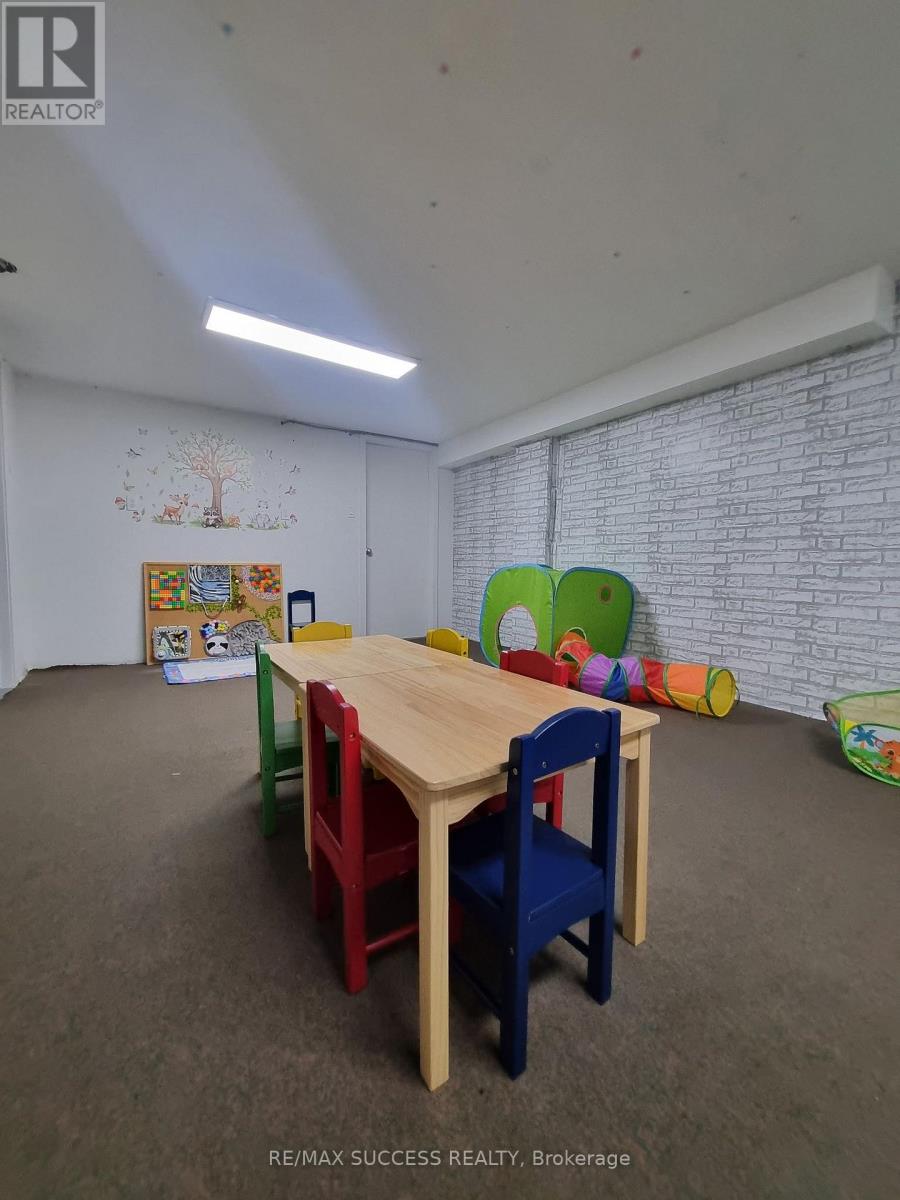 Main Fl - 2567 Hurontario Street Property Photo 8