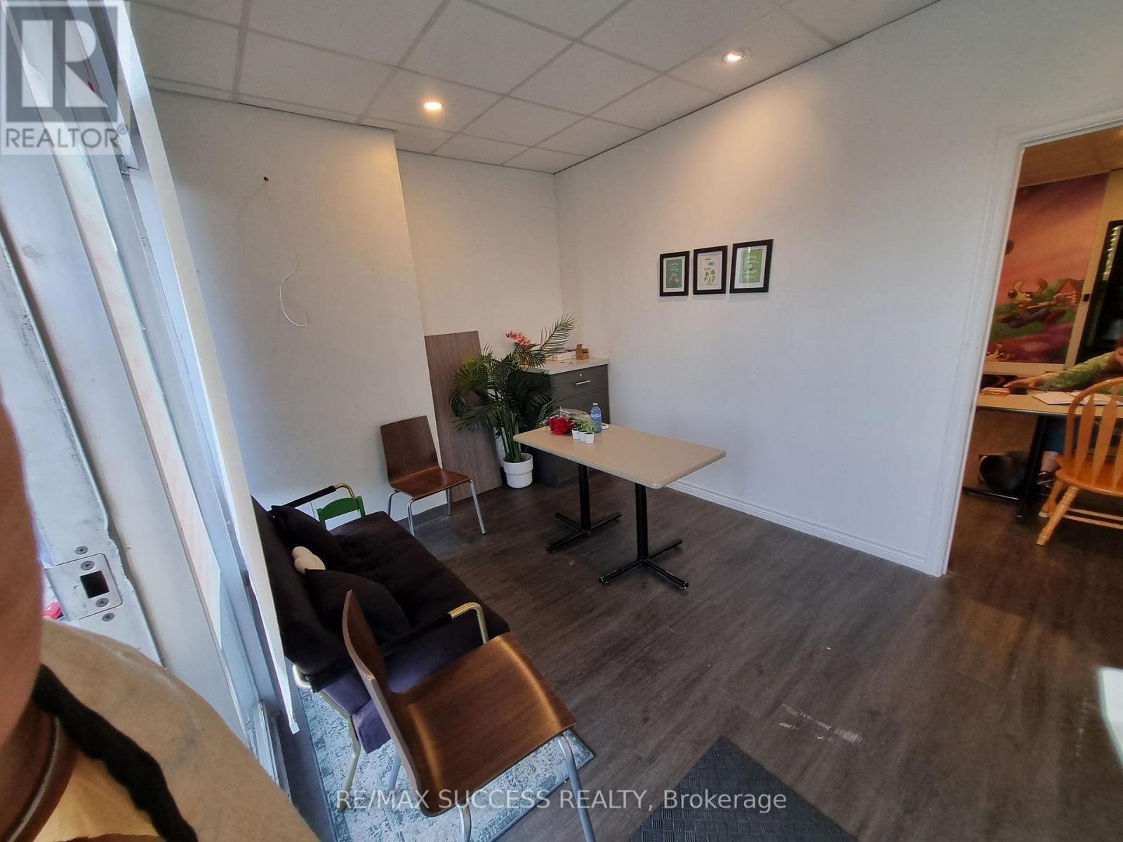 Main Fl - 2567 Hurontario Street Property Photo 10