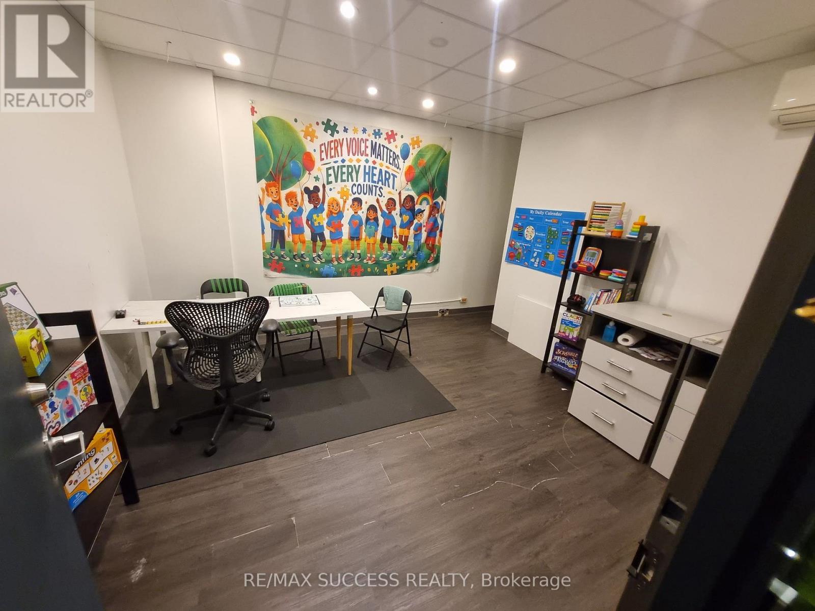 Main Fl - 2567 Hurontario Street Property Photo 11