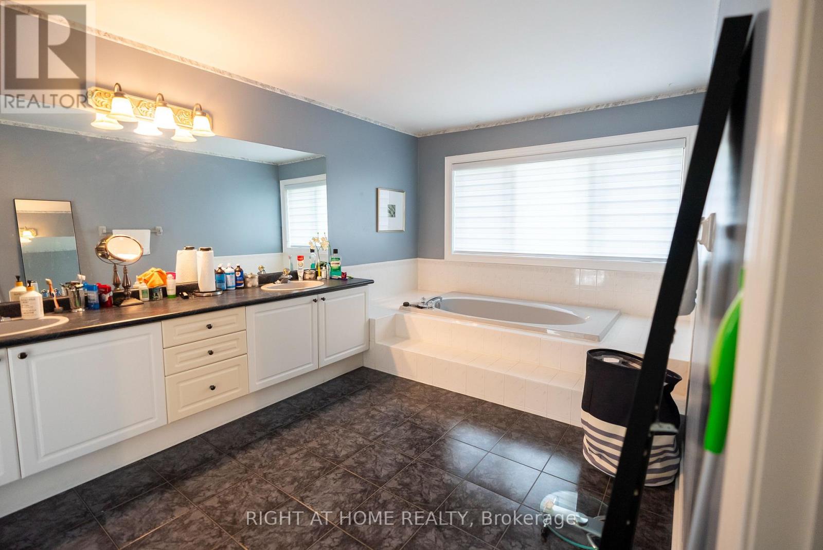 2427 Erin Centre Boulevard Property Photo 18