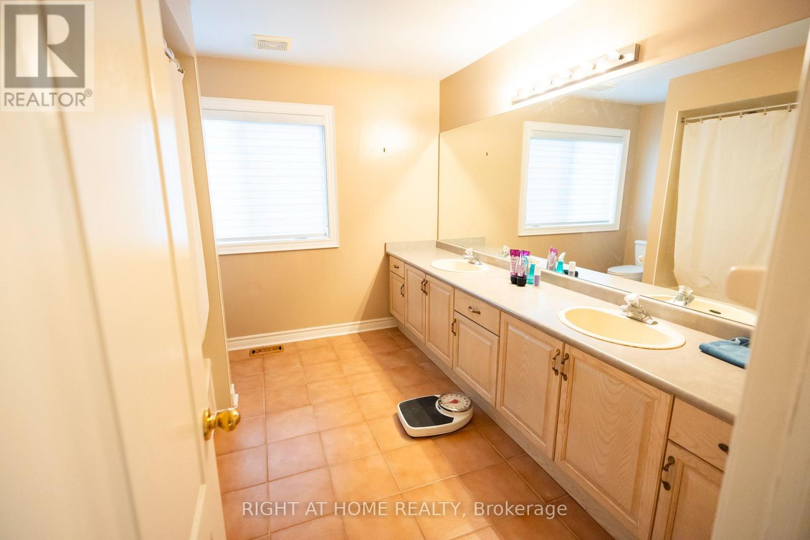 2427 Erin Centre Boulevard Property Photo 23