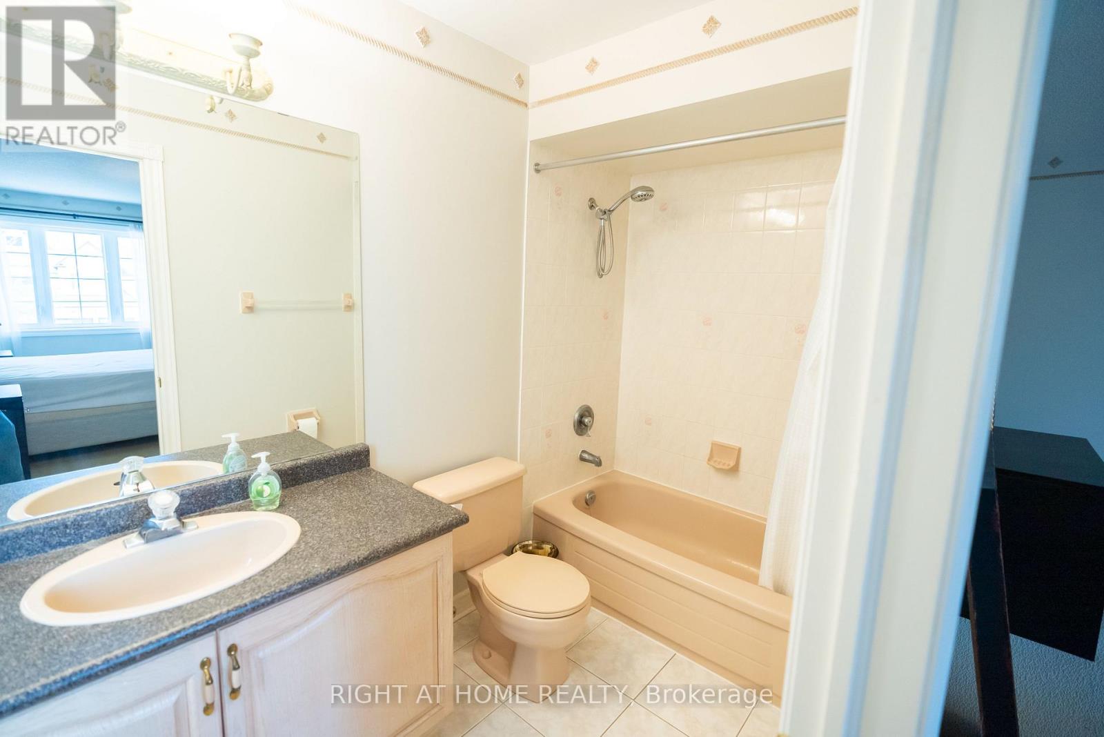 2427 Erin Centre Boulevard Property Photo 32