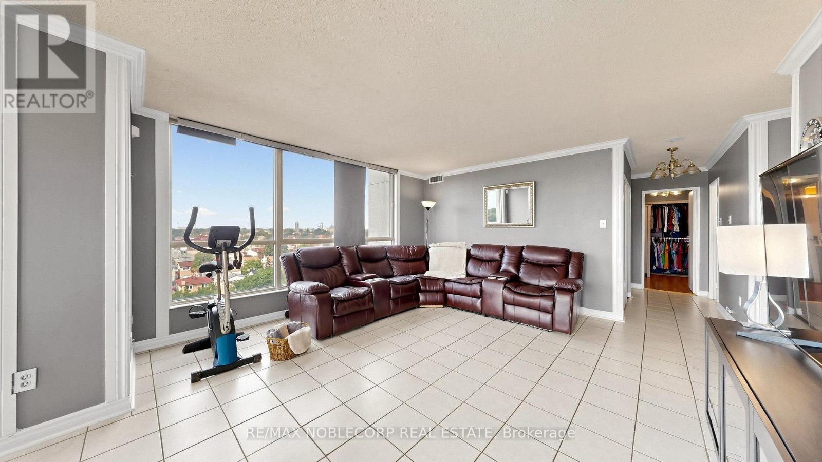 804 - 2901 Kipling Avenue Property Photo 6