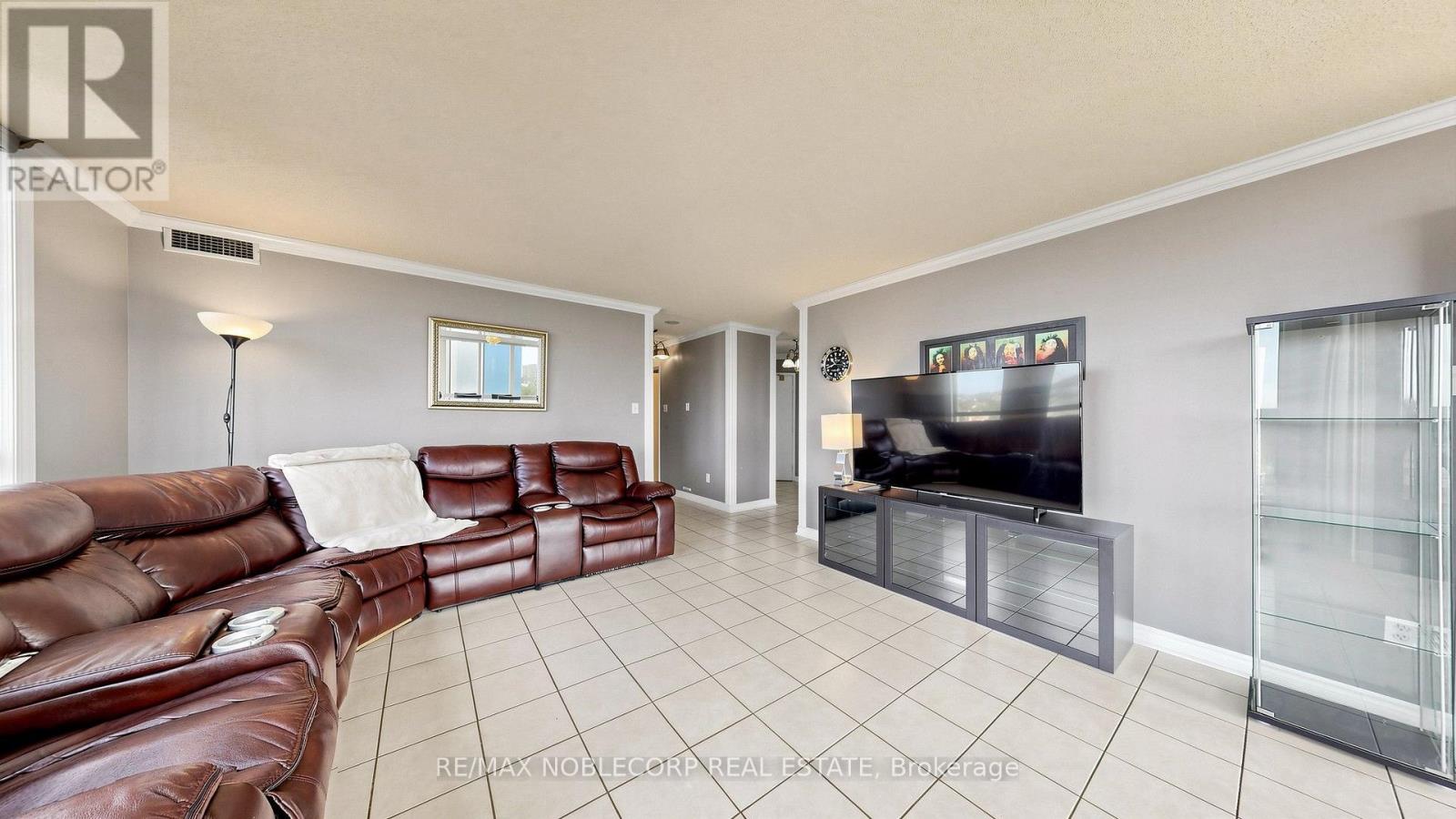 804 - 2901 Kipling Avenue Property Photo 8