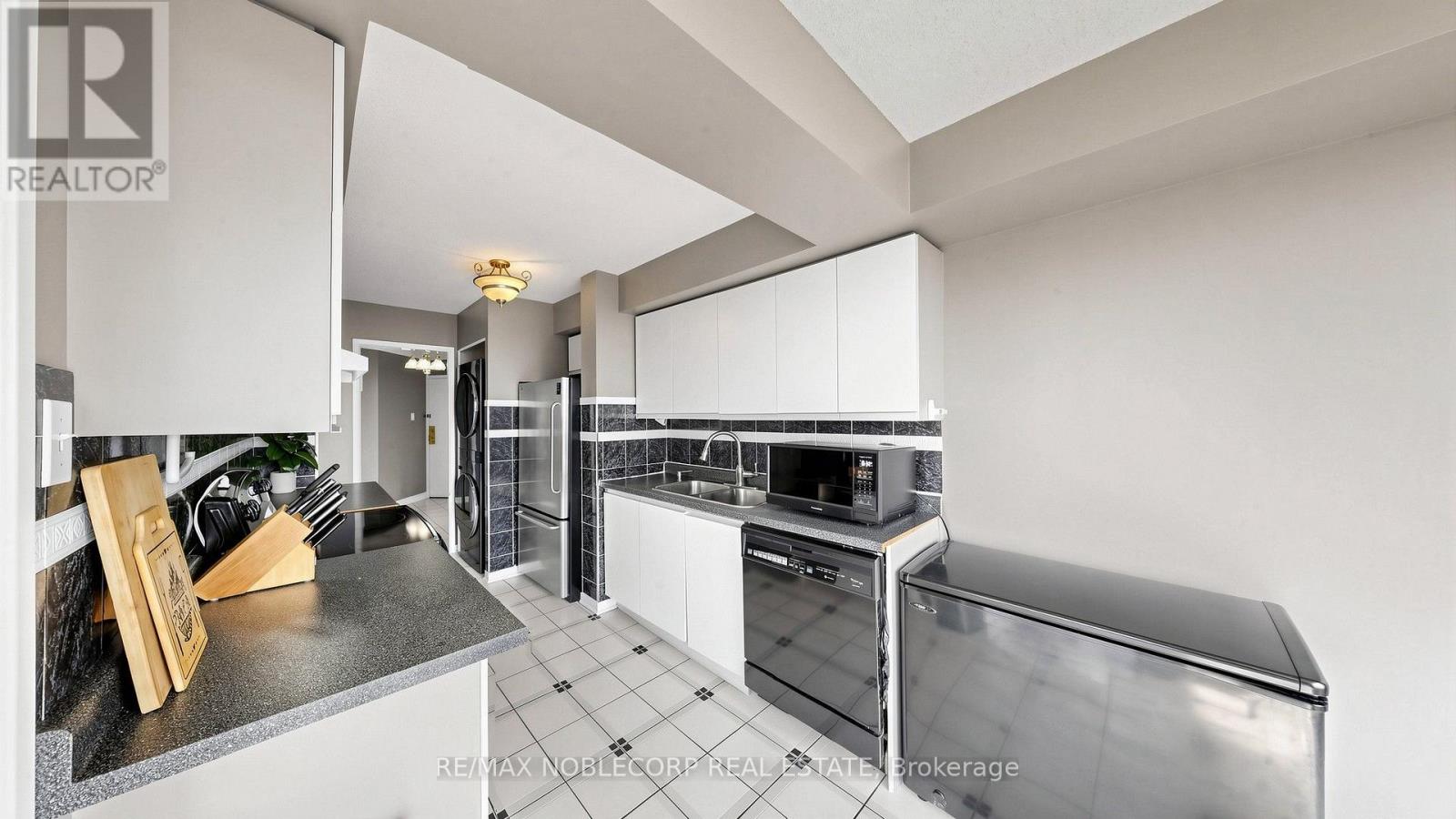 804 - 2901 Kipling Avenue Property Photo 22