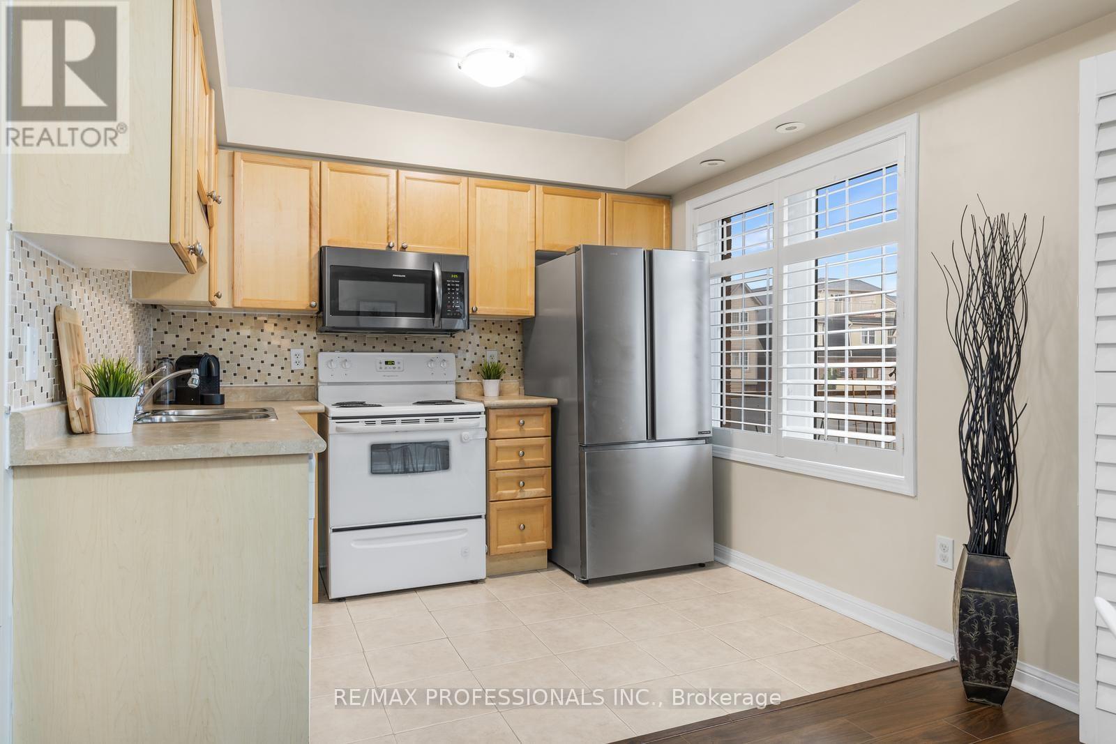 5 - 3025 Elmcreek Road Property Photo 8