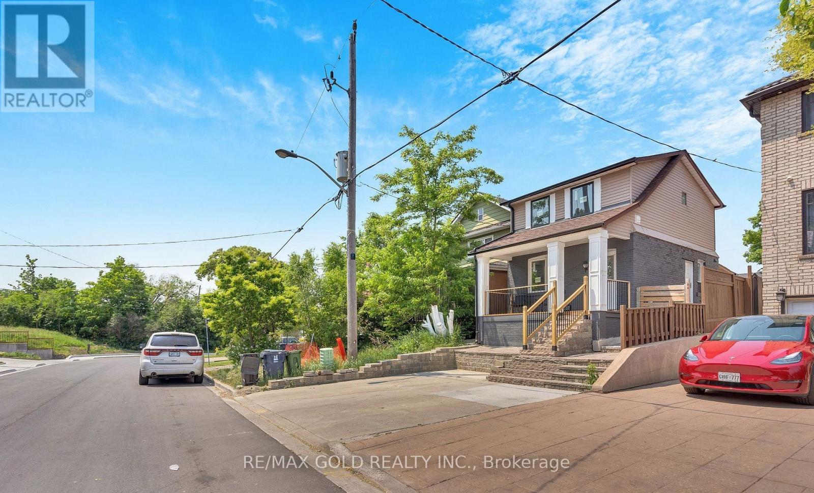 8 Fairglen Crescent Property Photo 2