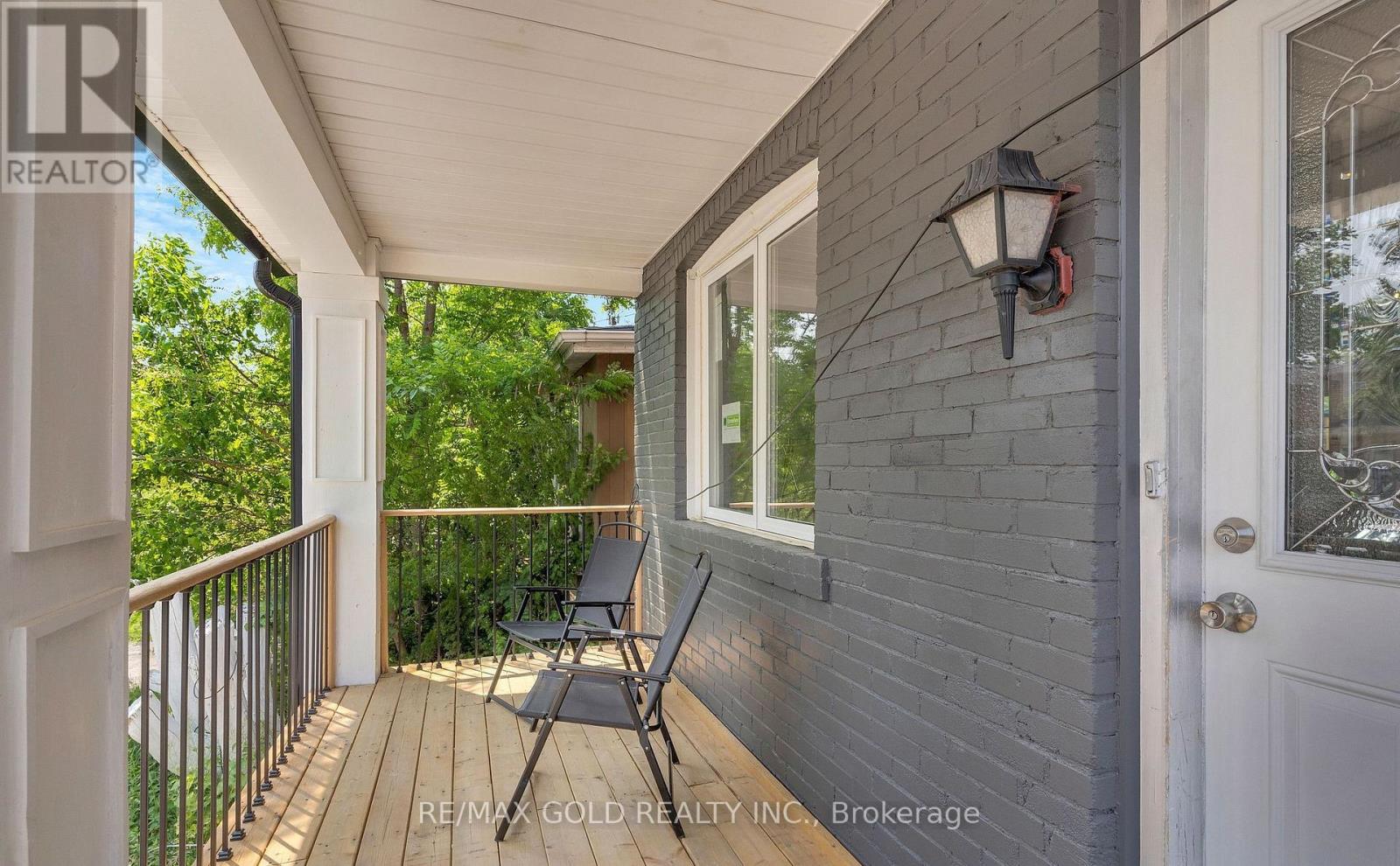 8 Fairglen Crescent Property Photo 3