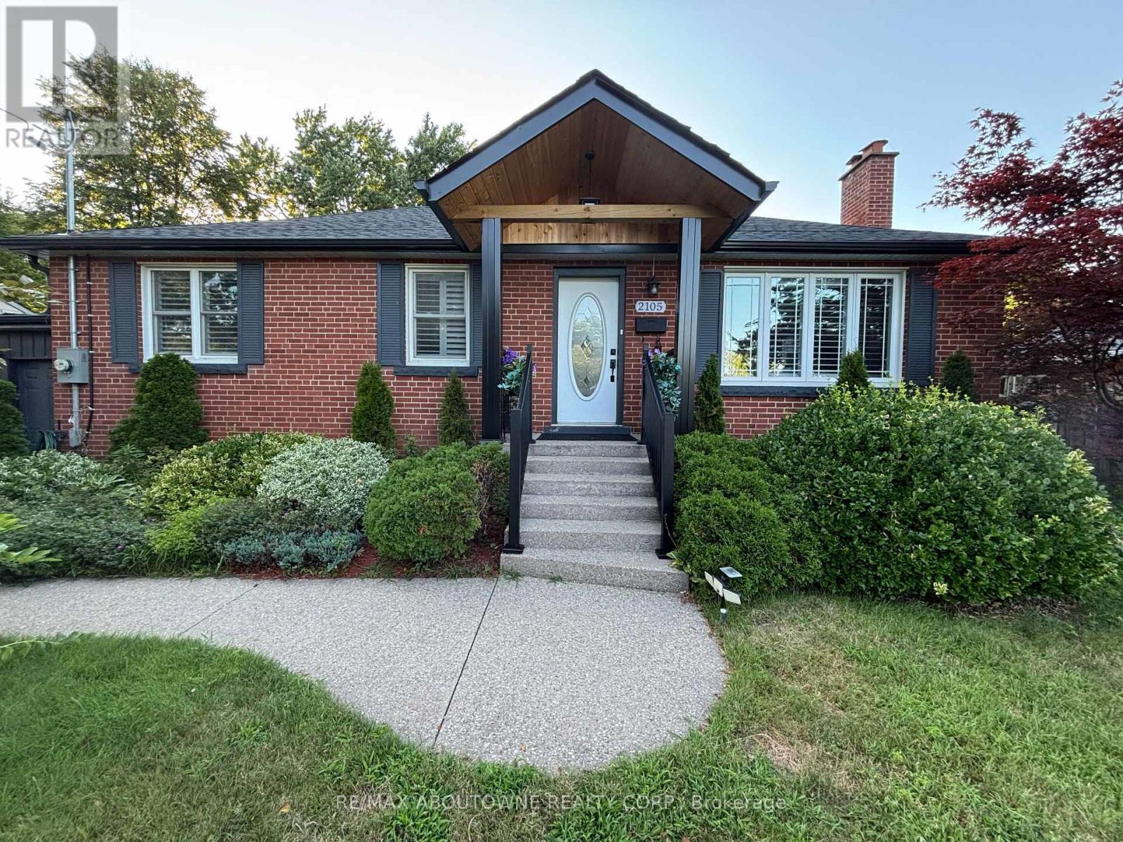 2105 Maplewood Drive Property Photo 1