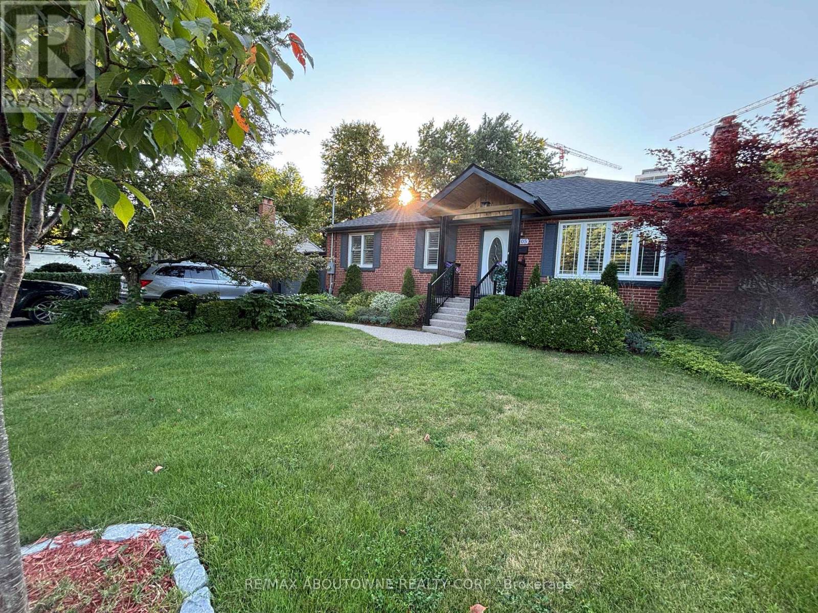 2105 Maplewood Drive Property Photo 3