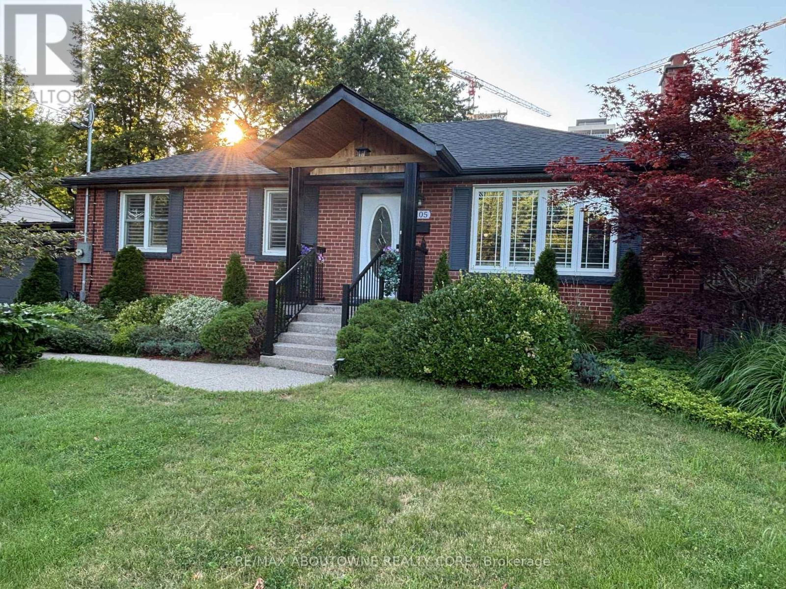 2105 Maplewood Drive Property Photo 4