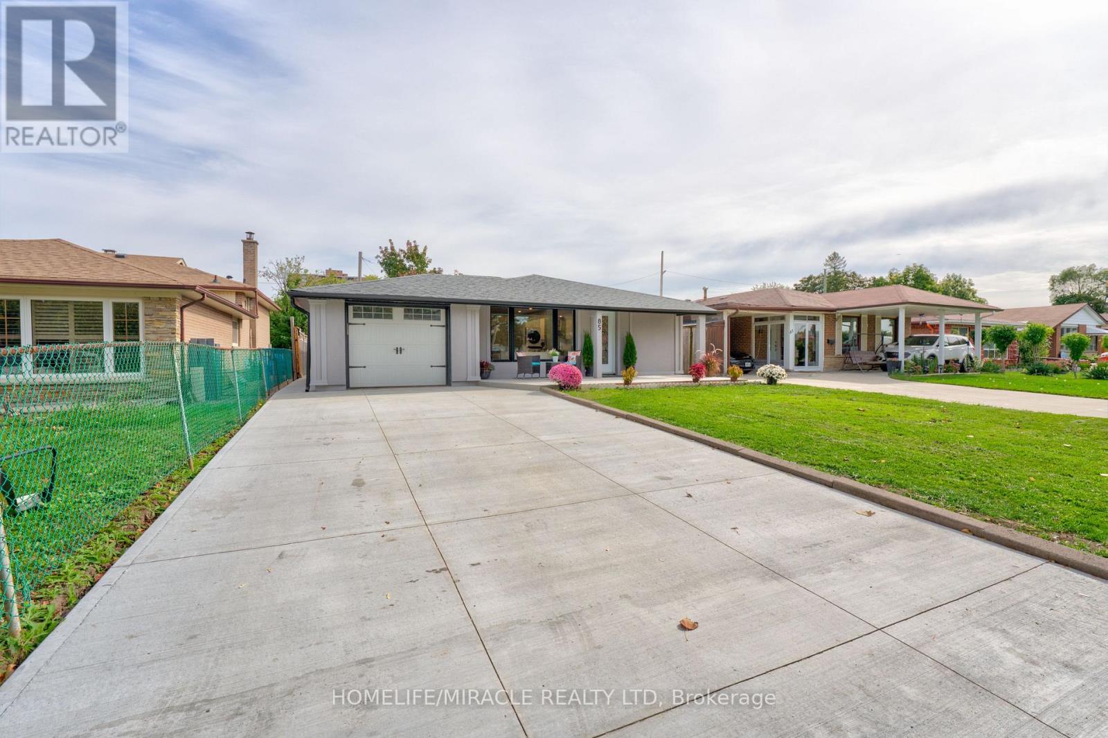 85 Silverstone Drive Property Photo 2