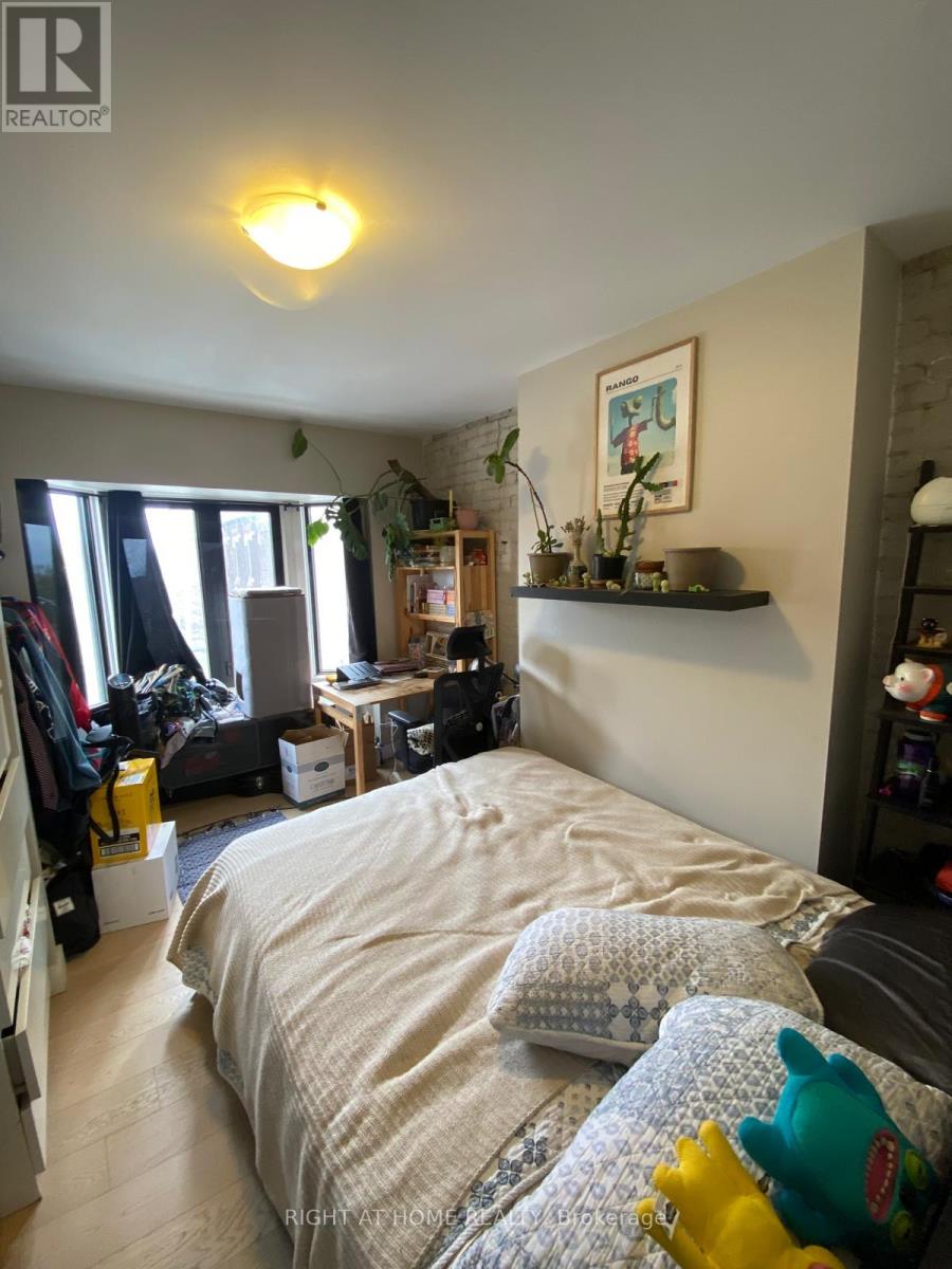 3a - 1022 Bloor Street W Property Photo 1