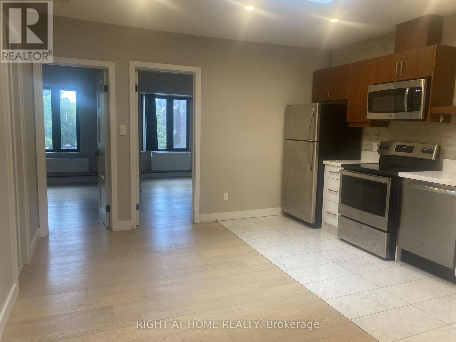 3a - 1022 Bloor Street W Property Photo 5