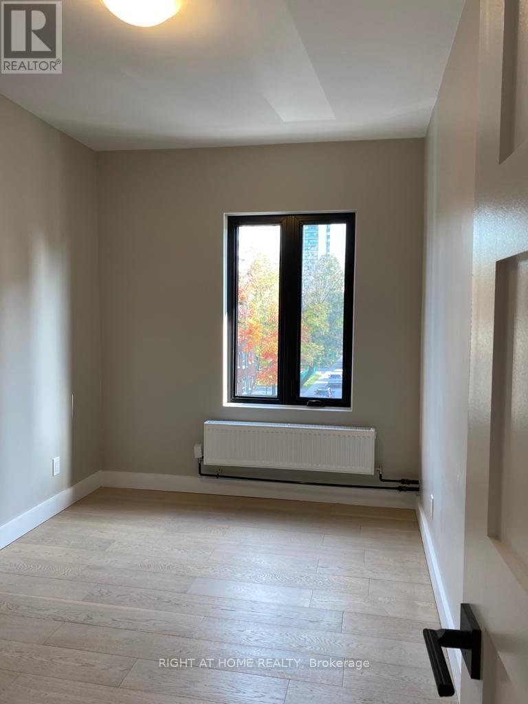 3a - 1022 Bloor Street W Property Photo 8