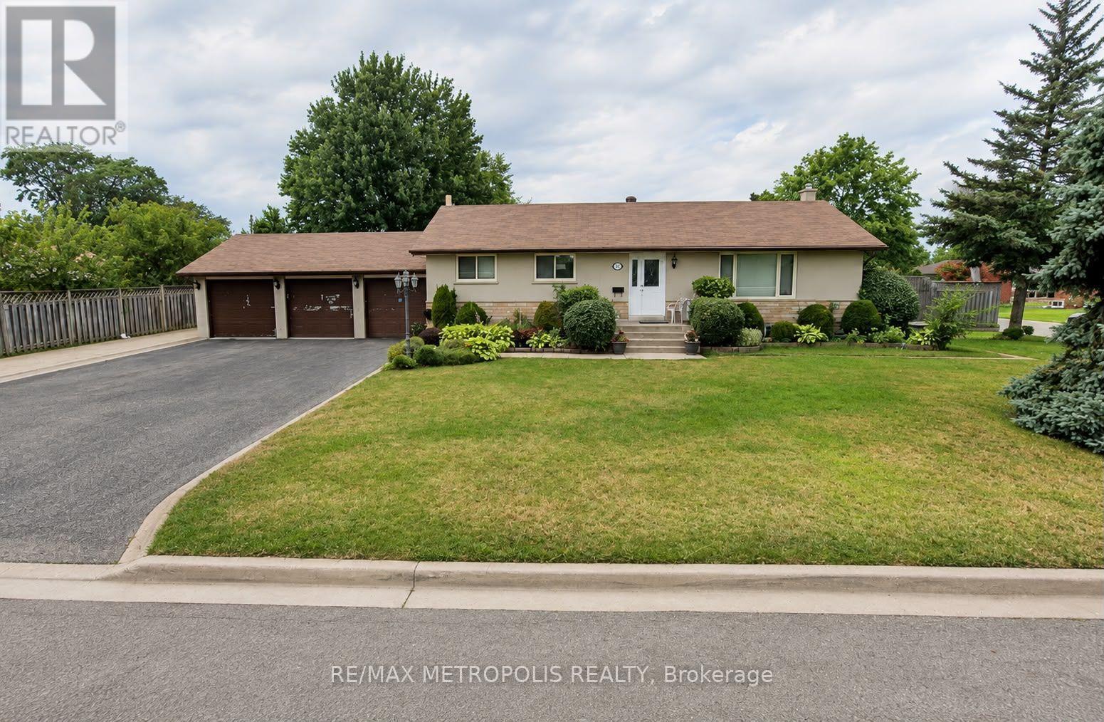 UPPER - 37 CARLYLE CRESCENT Property Photo 1