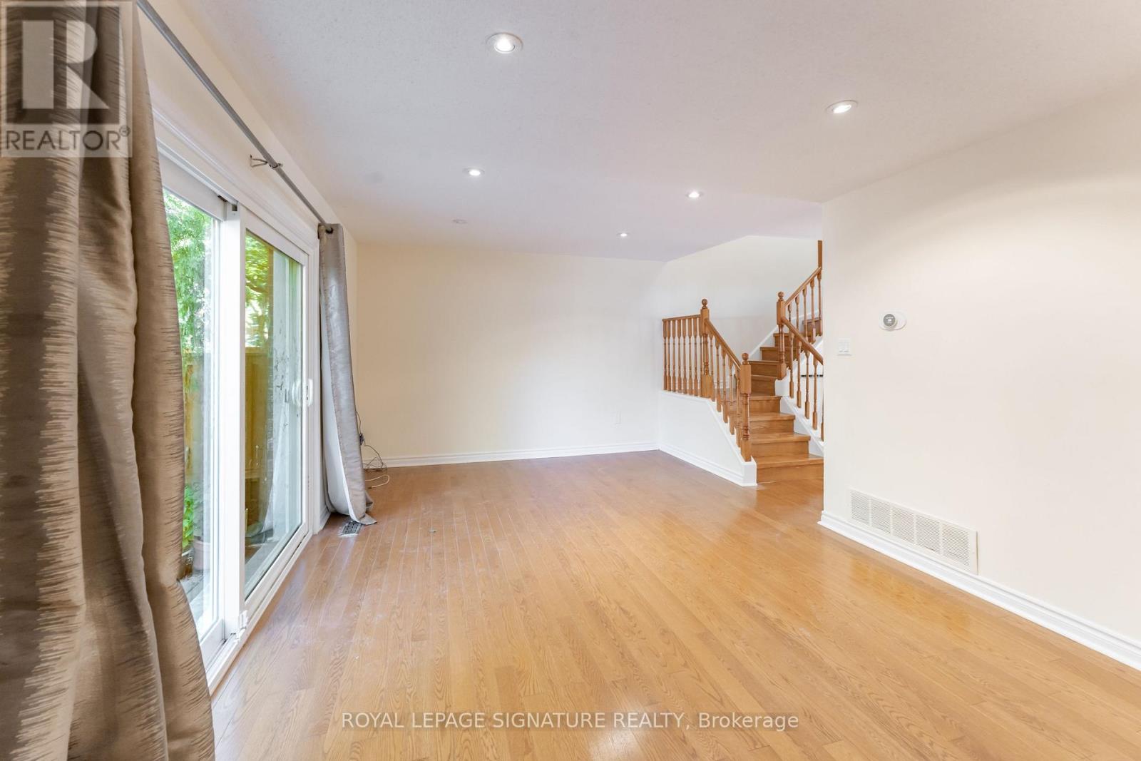 40 - 2825 Gananoque Drive Property Photo 4