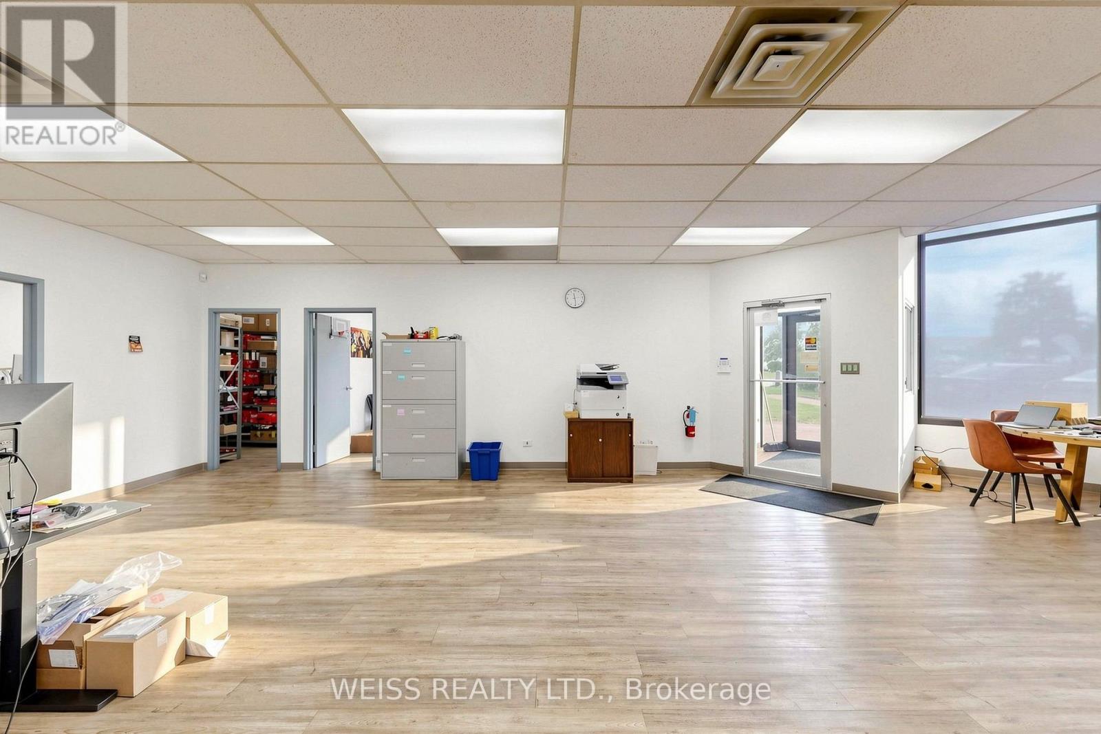 1581 Courtneypark Drive E Property Photo 4