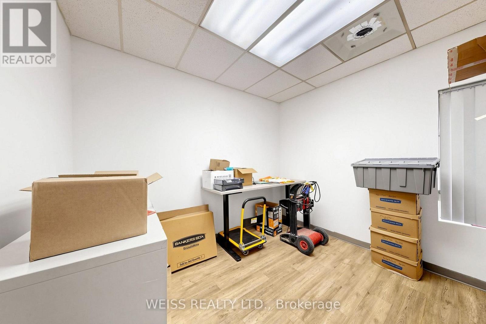 1581 Courtneypark Drive E Property Photo 16