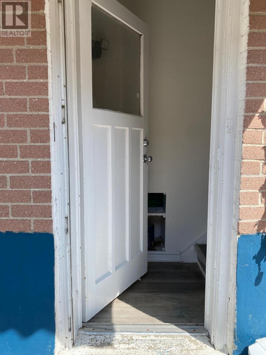 43 CORBY CRESCENT