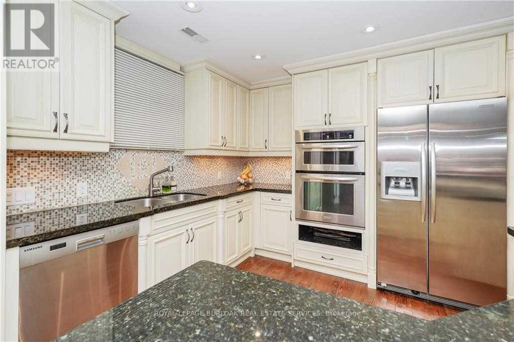 453 Brant Street Property Photo 8