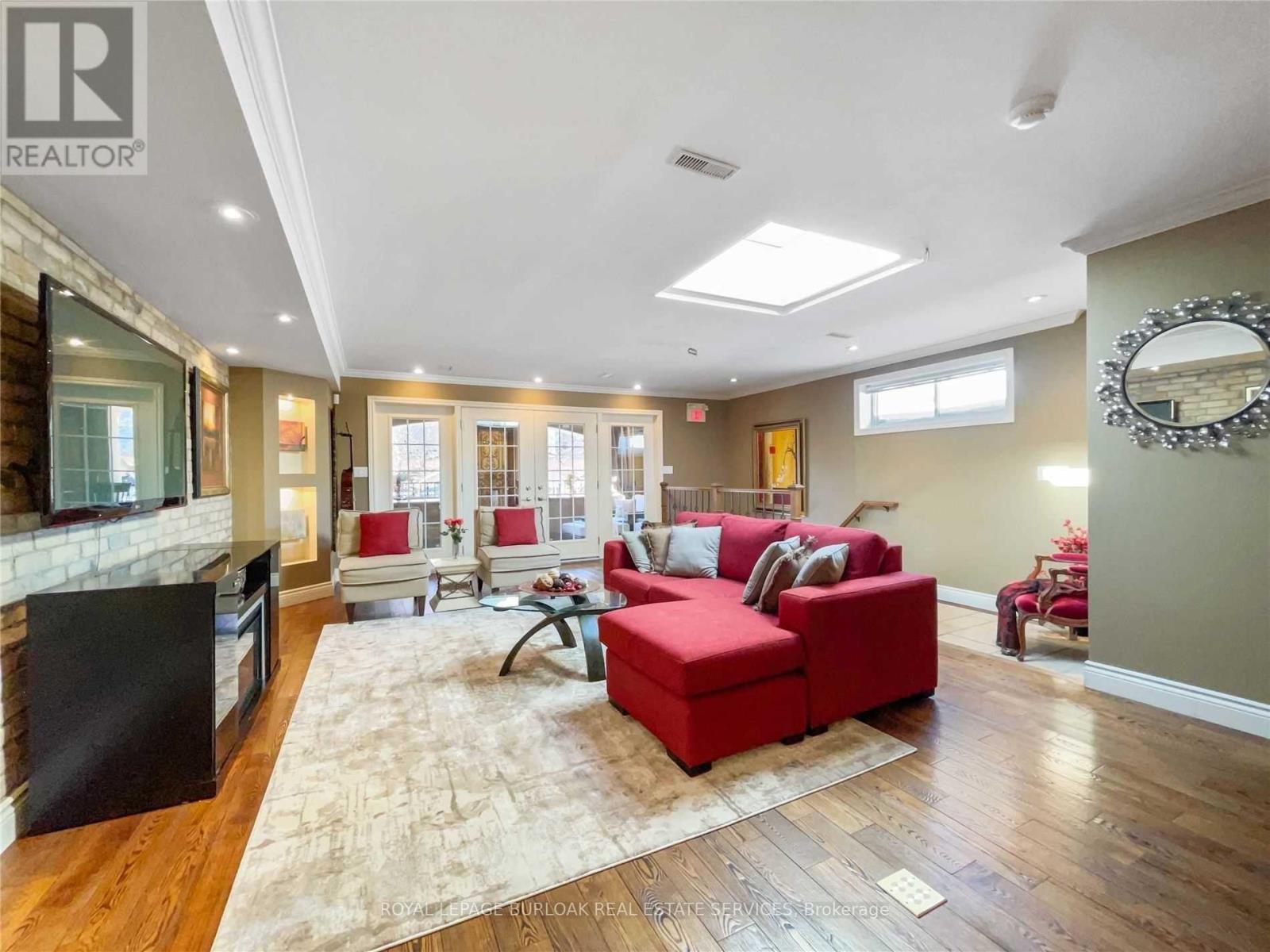 453 Brant Street Property Photo 10
