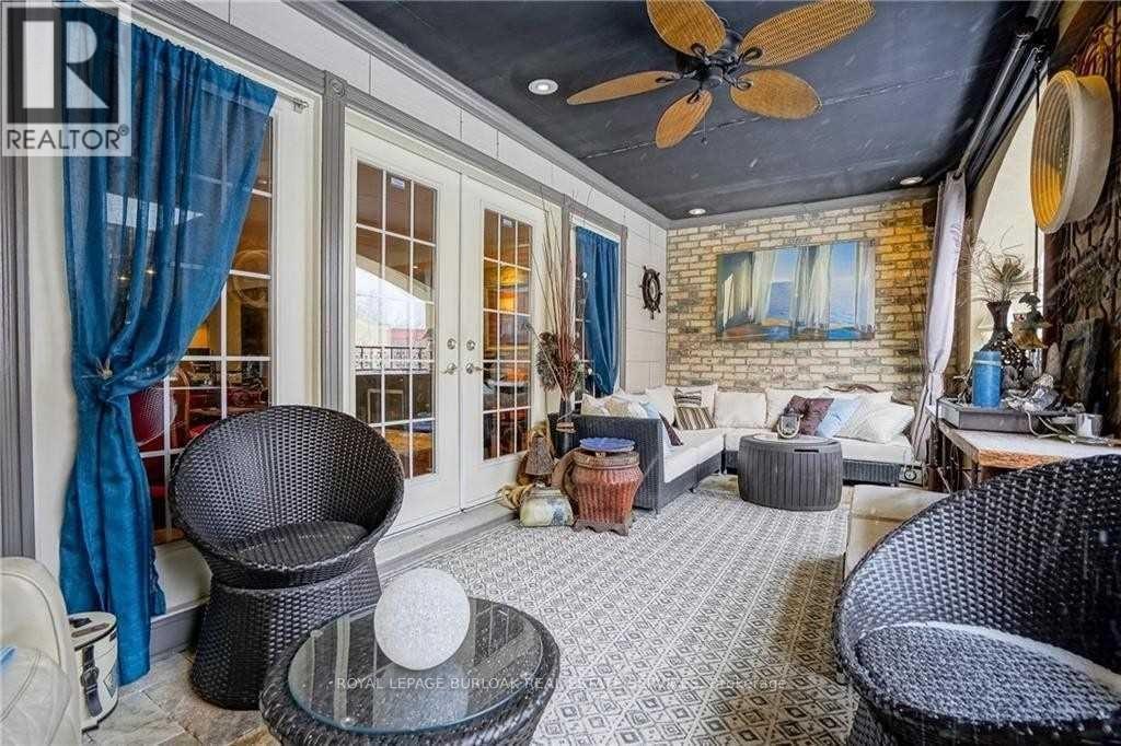 453 Brant Street Property Photo 14