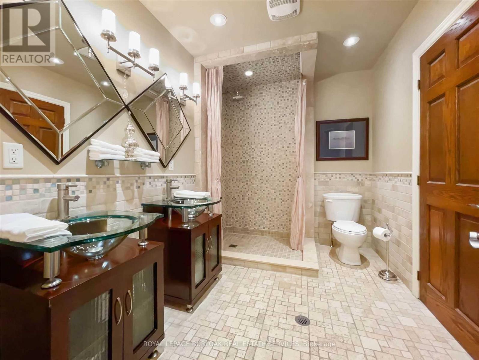 453 Brant Street Property Photo 16