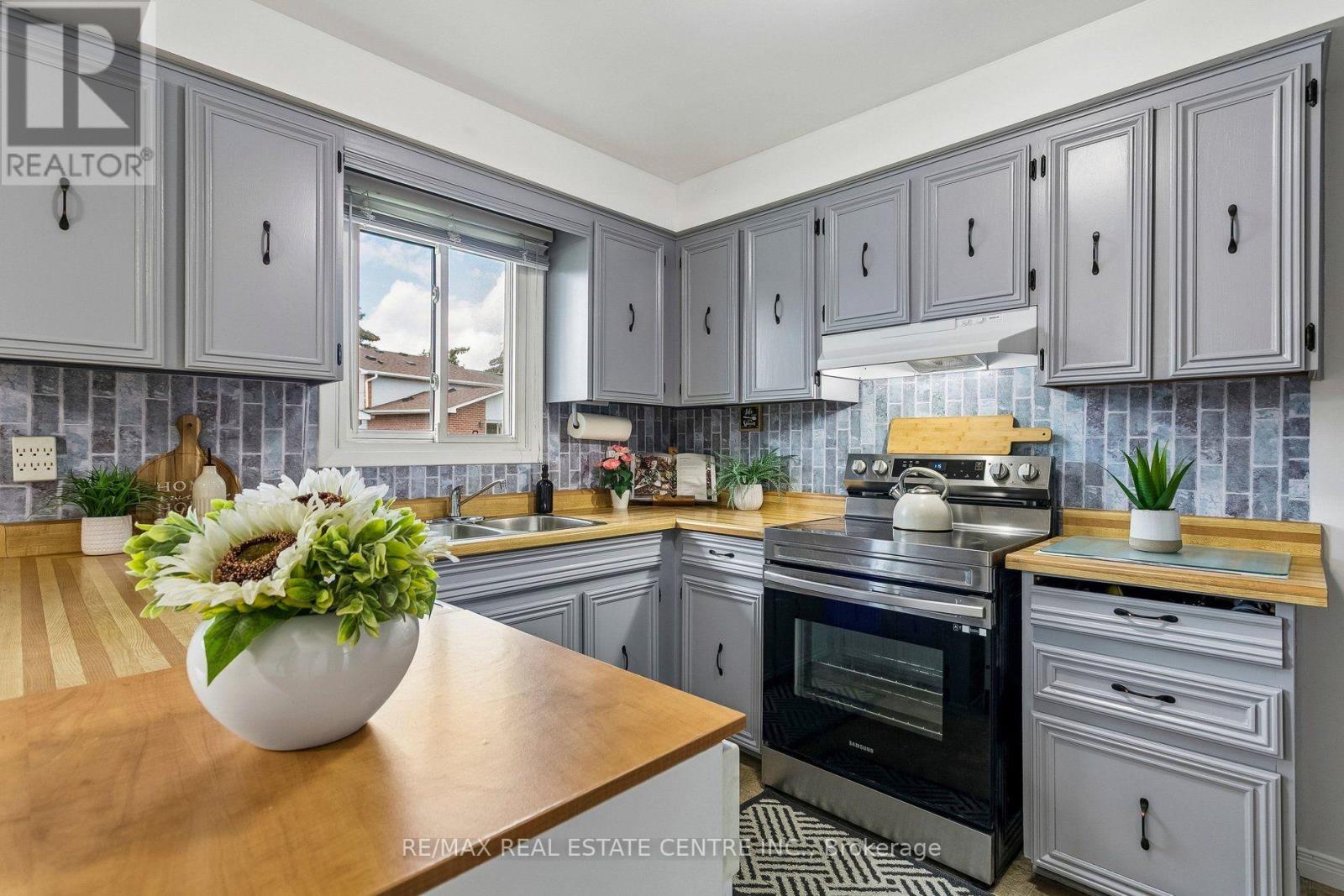 5 Hockley Path Property Photo 16