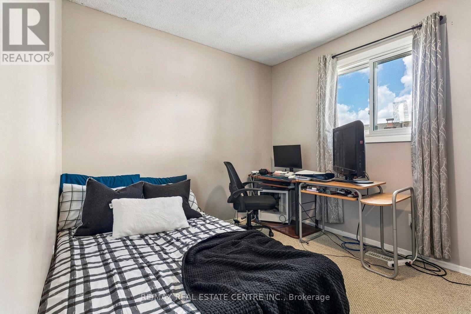 5 Hockley Path Property Photo 28