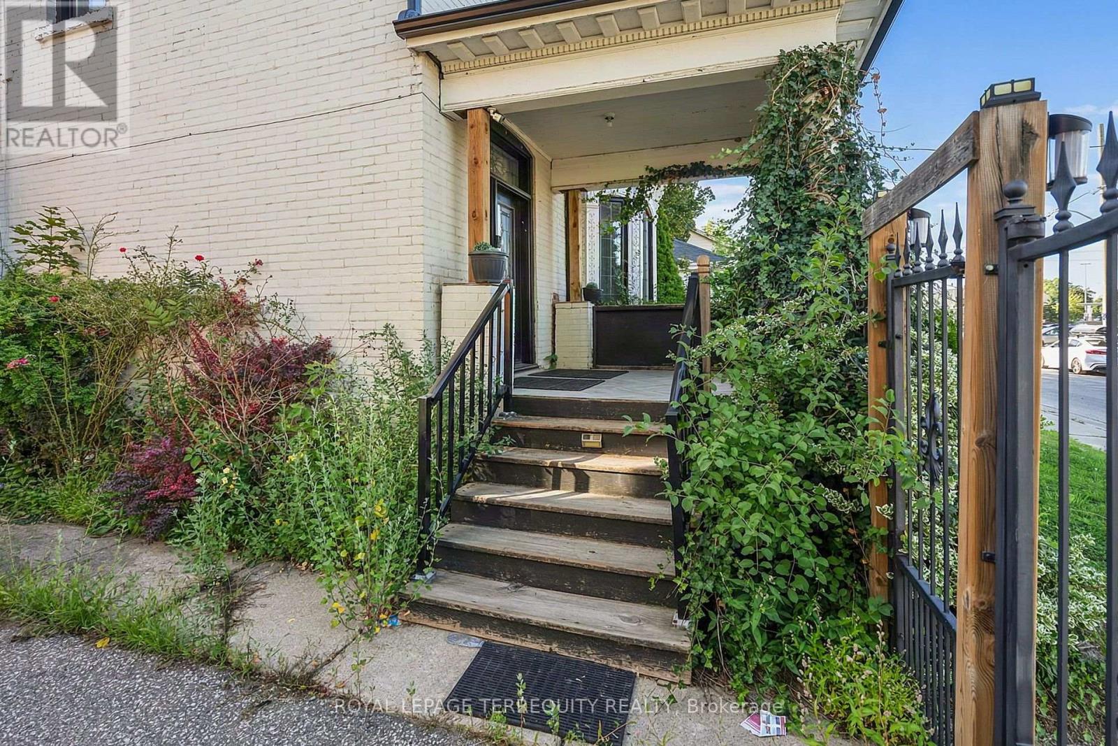 35 Elizabeth Street N Property Photo 2