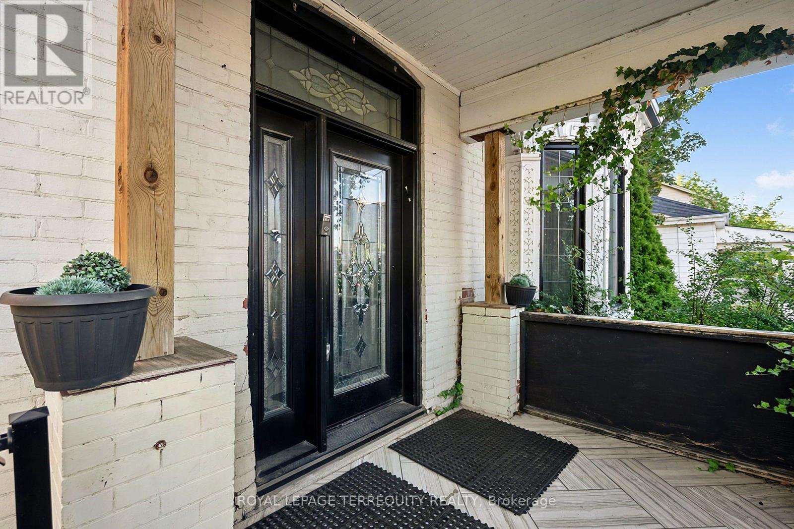 35 Elizabeth Street N Property Photo 3