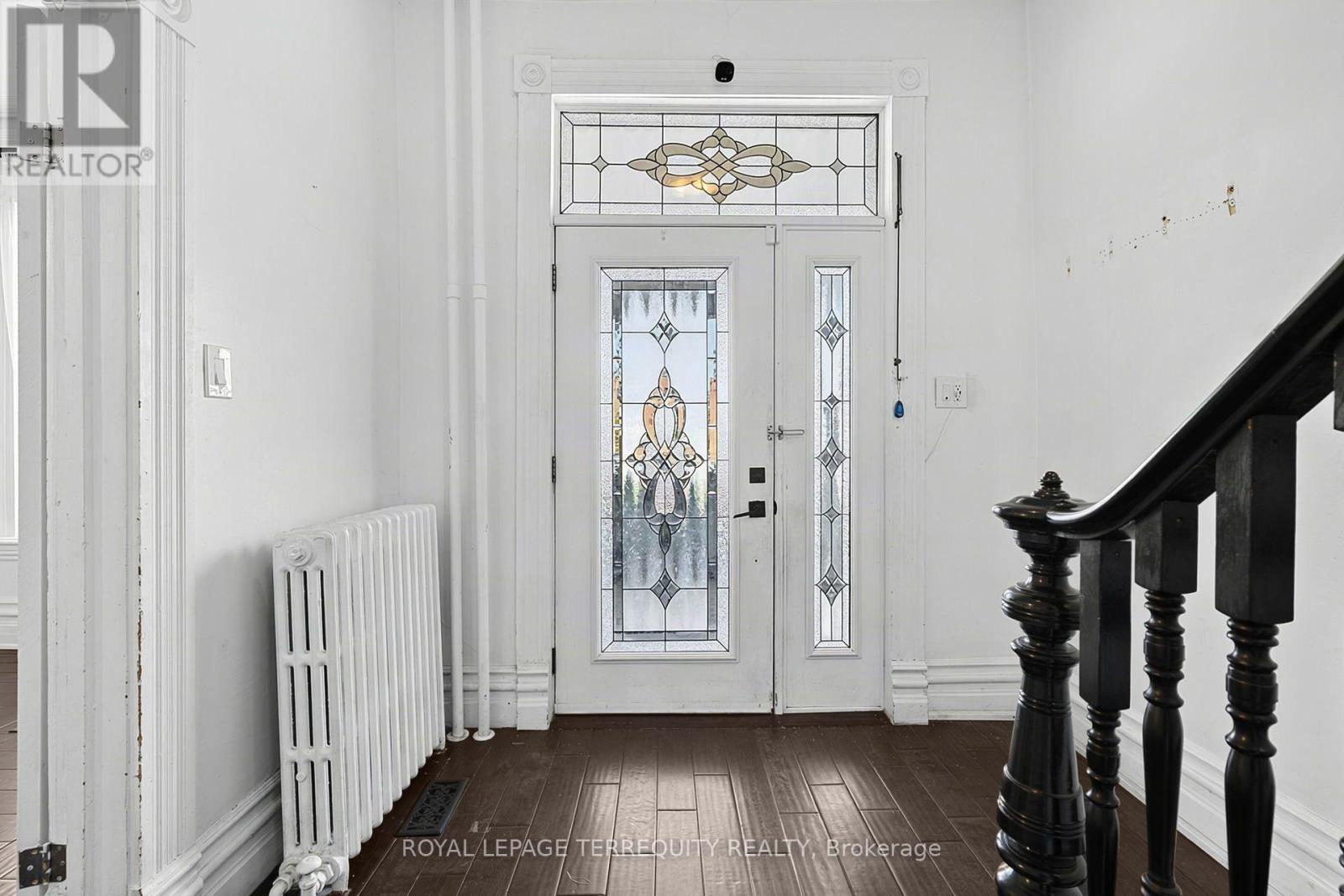 35 Elizabeth Street N Property Photo 4